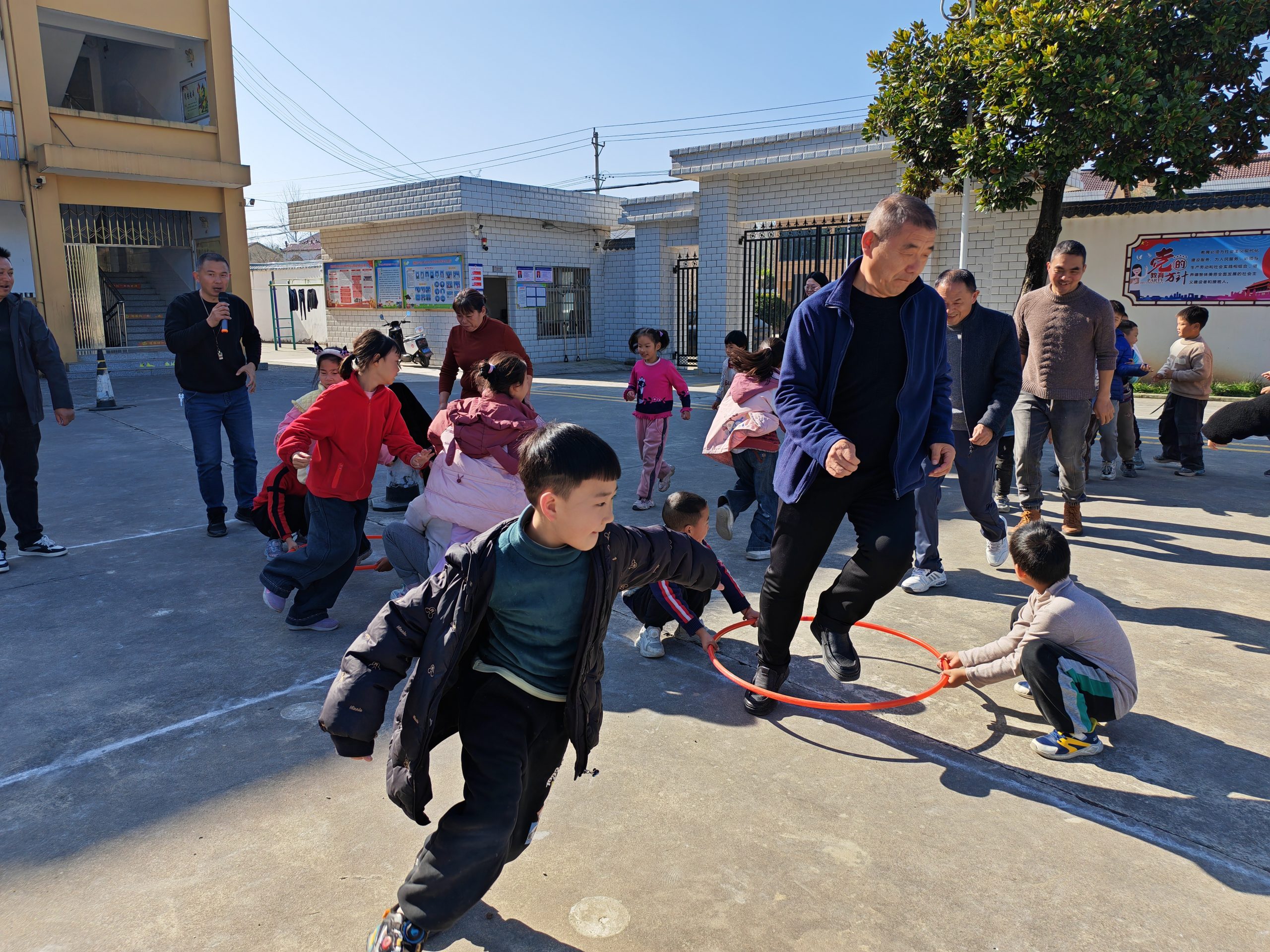 秋日操场“燃”起来！倒座小学运动会解锁快乐新姿势