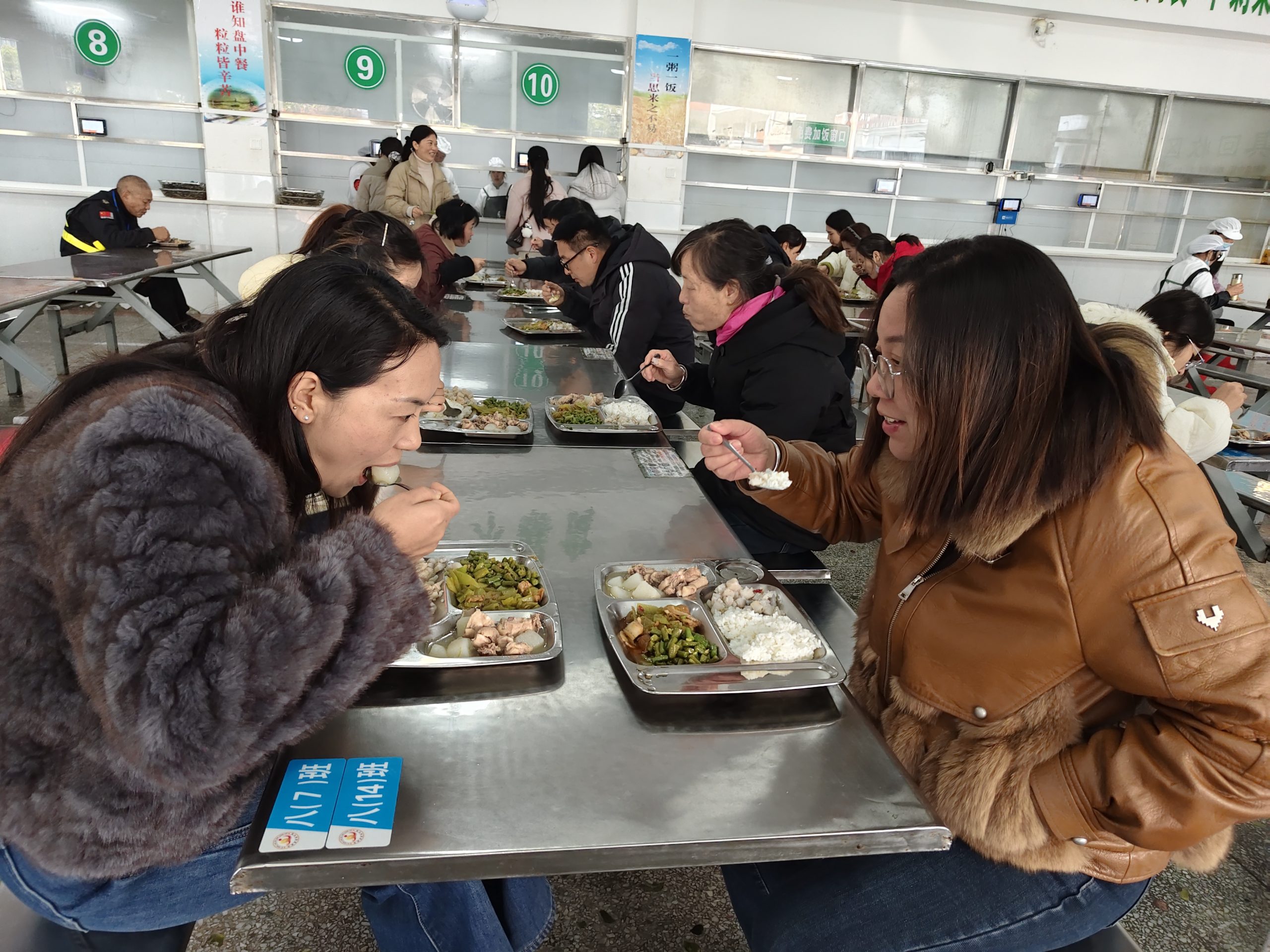 家校“零距离”共护“舌尖安”   筑阳中学食堂家长开放日温情启幕