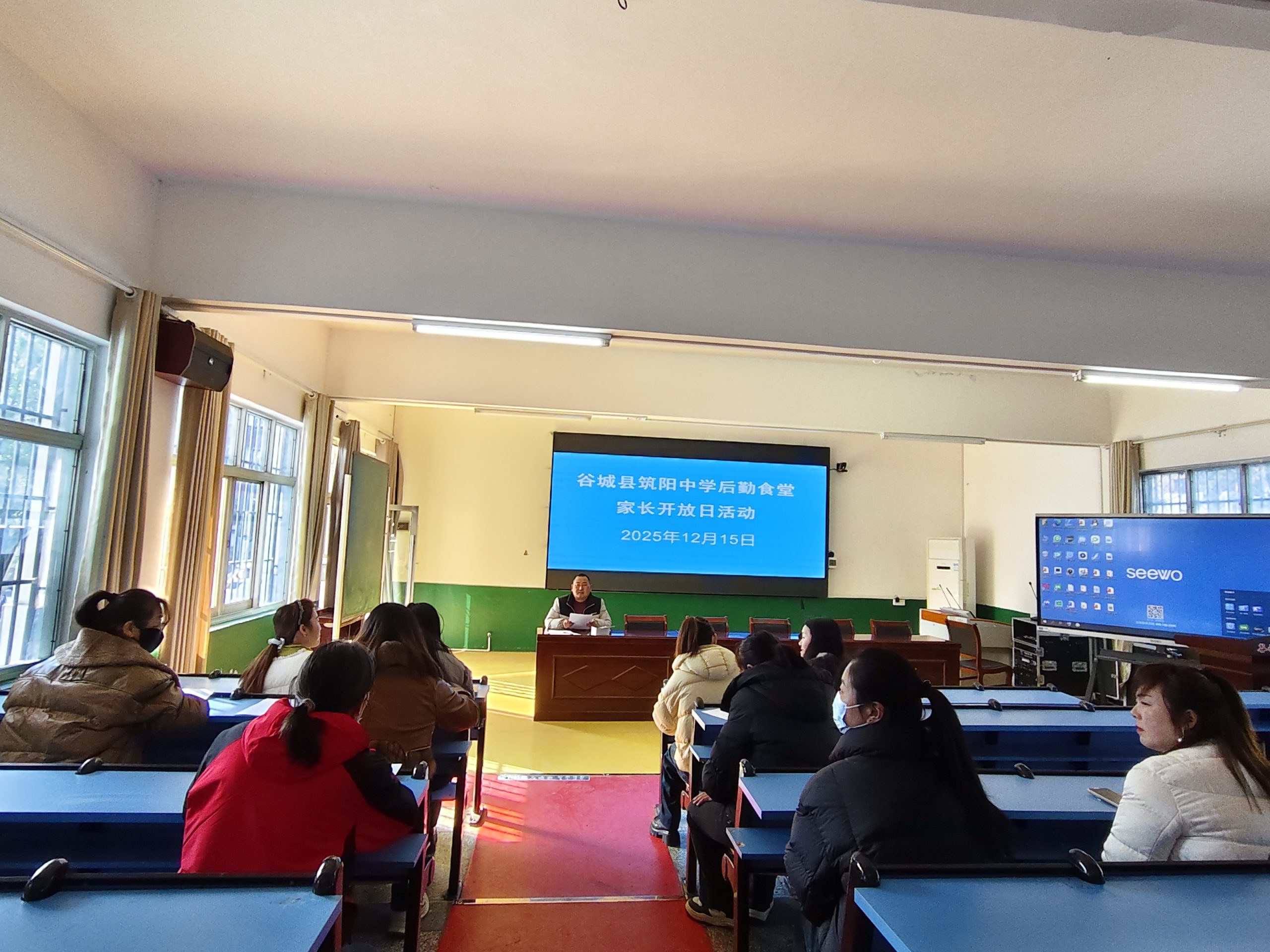 家校“零距离”共护“舌尖安”   筑阳中学食堂家长开放日温情启幕