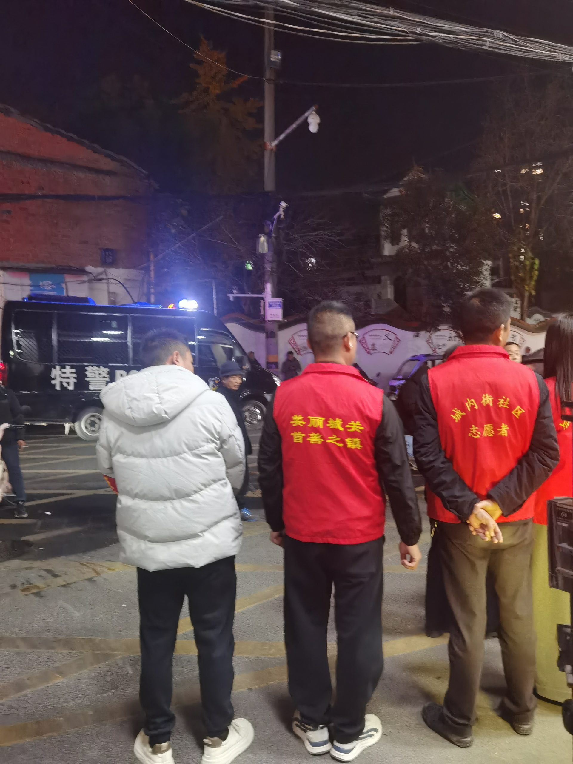 警校携手共筑平安上学路：谷城县筑阳中学开展“全国交通安全日”主题活动