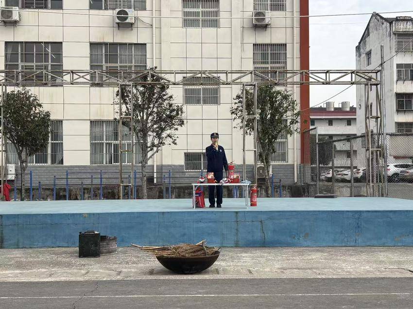 谷城盛康一中开展消防安全演练:以练筑防,守护校园平安 谷城盛康一中开展消防安全演练:以练筑防,守护校园平安