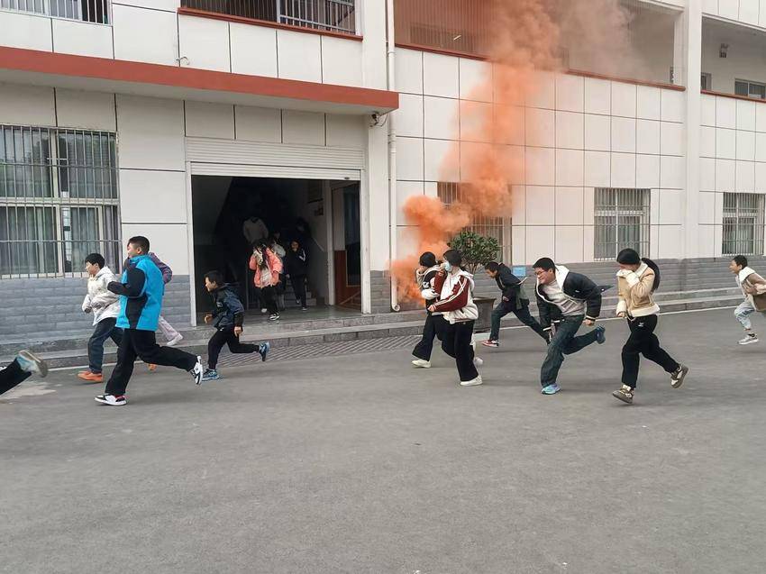 谷城盛康一中开展消防安全演练:以练筑防,守护校园平安 谷城盛康一中开展消防安全演练:以练筑防,守护校园平安