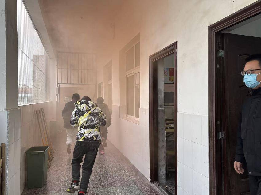 谷城盛康一中开展消防安全演练:以练筑防,守护校园平安 谷城盛康一中开展消防安全演练:以练筑防,守护校园平安