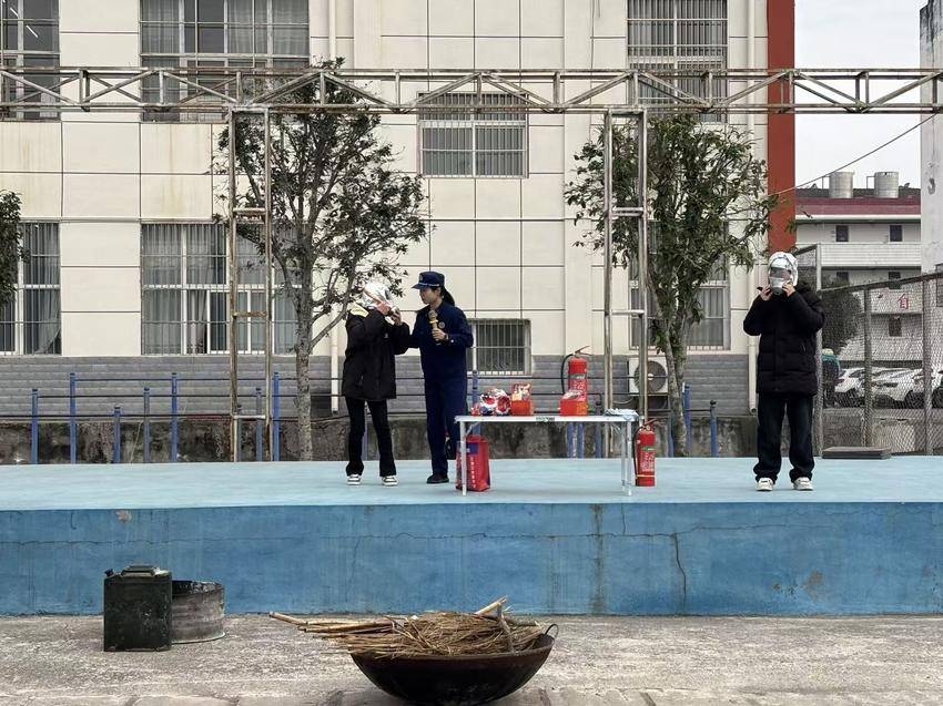 谷城盛康一中开展消防安全演练:以练筑防,守护校园平安 谷城盛康一中开展消防安全演练:以练筑防,守护校园平安