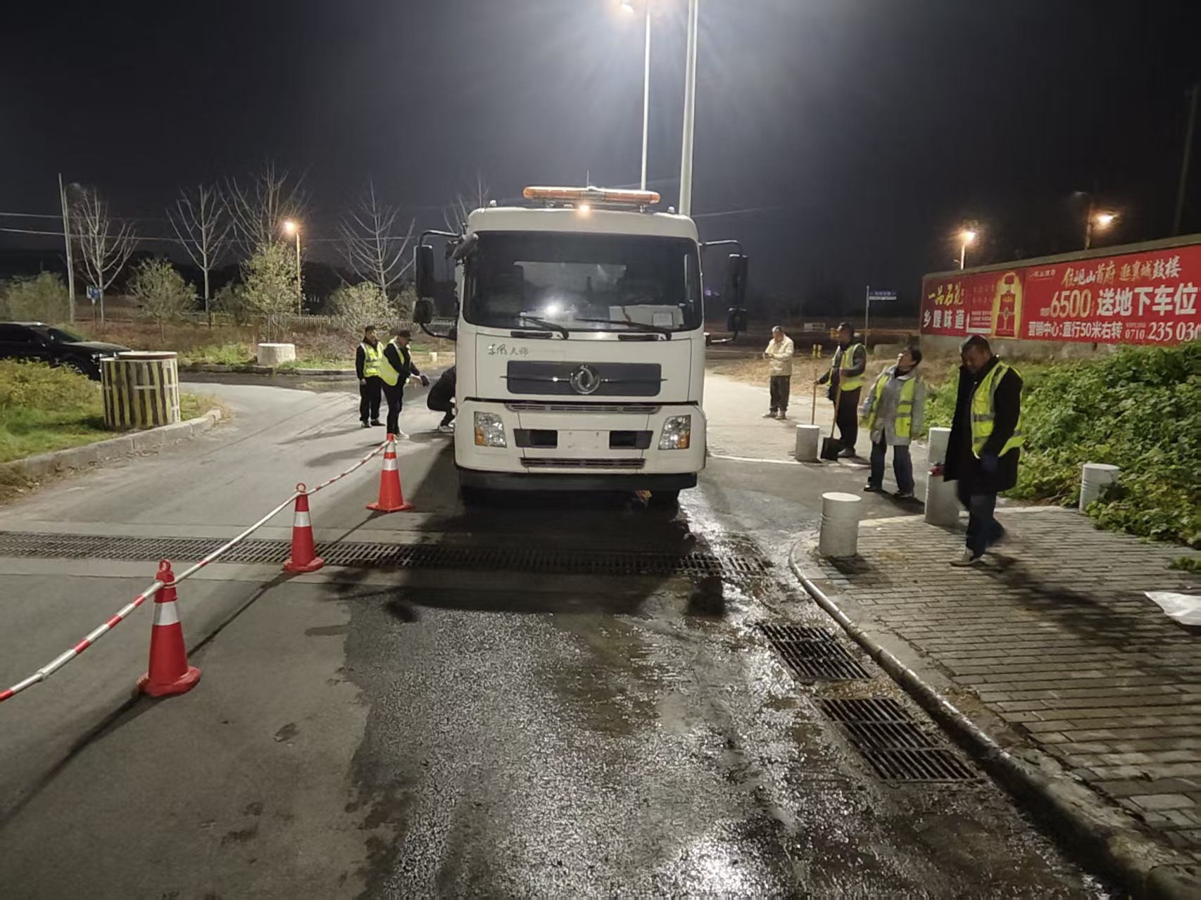 市政先锋战泥泞  寒夜奋战解民忧