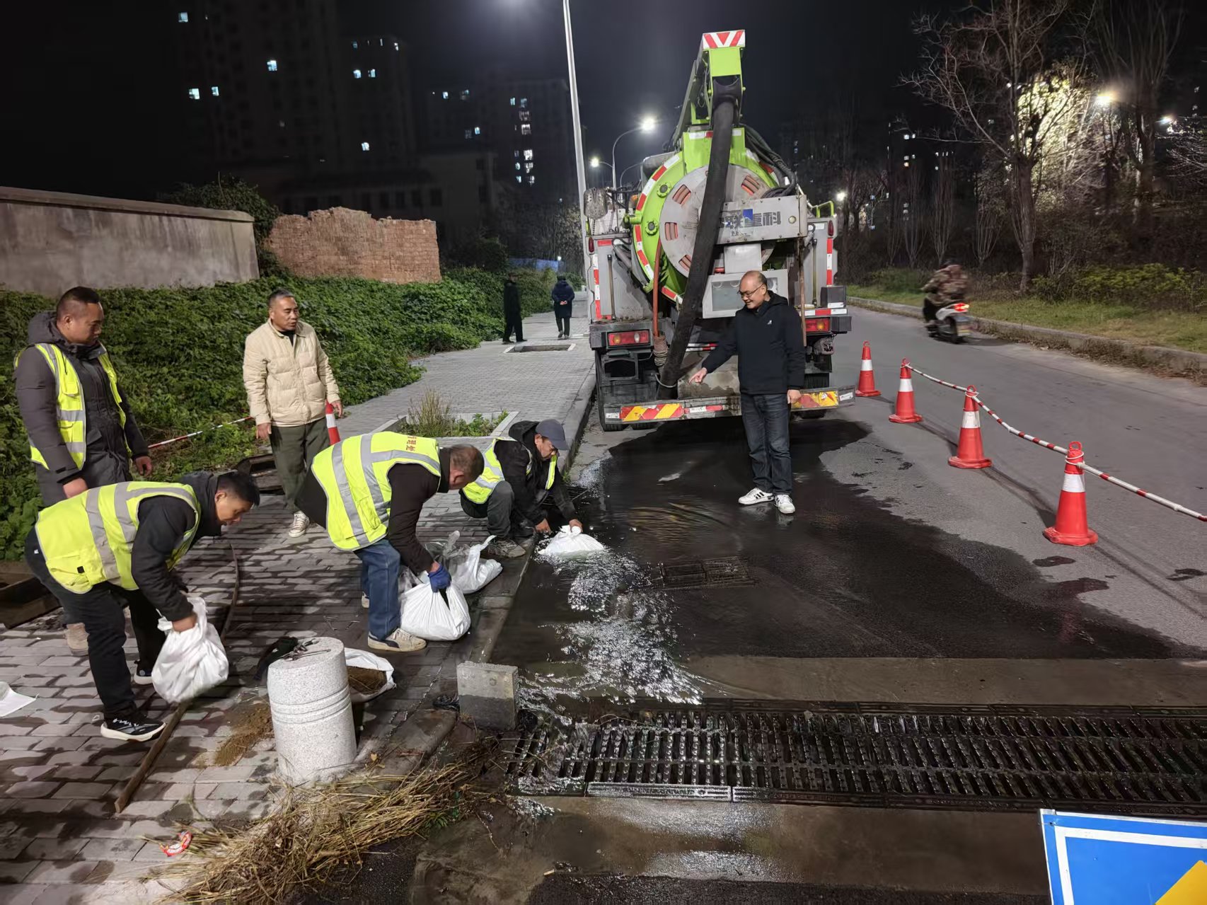 市政先锋战泥泞  寒夜奋战解民忧