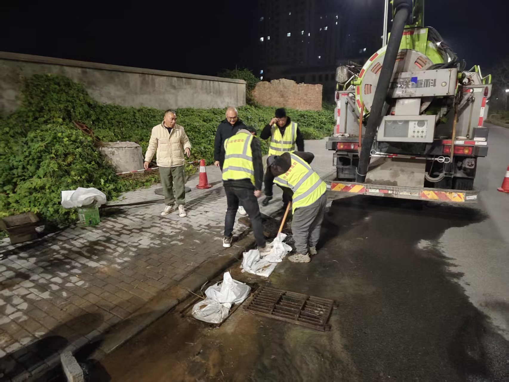 市政先锋战泥泞  寒夜奋战解民忧