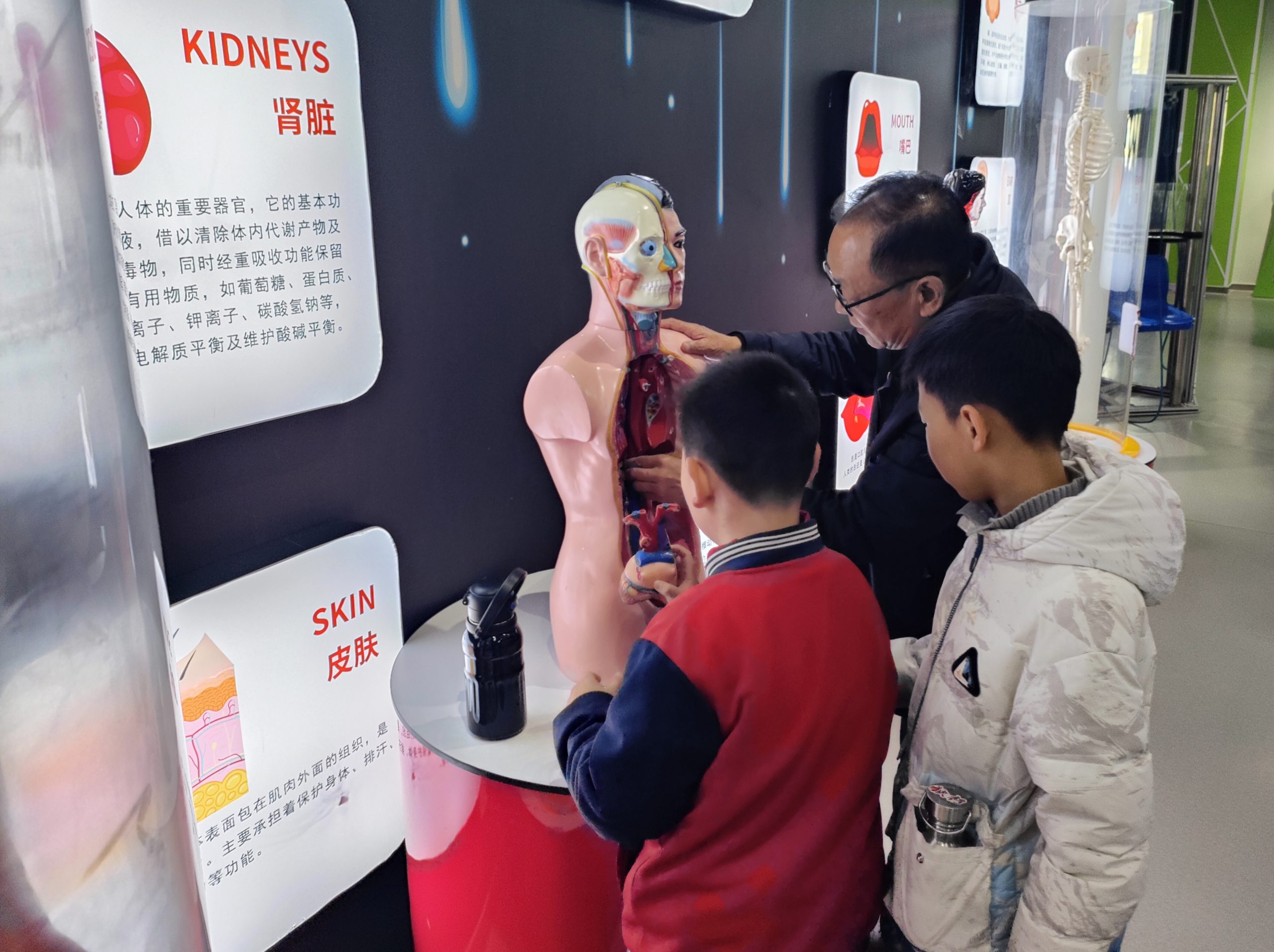 科学梦想在心中启航 谷城中华路校区学生沉浸式探索科技魅力