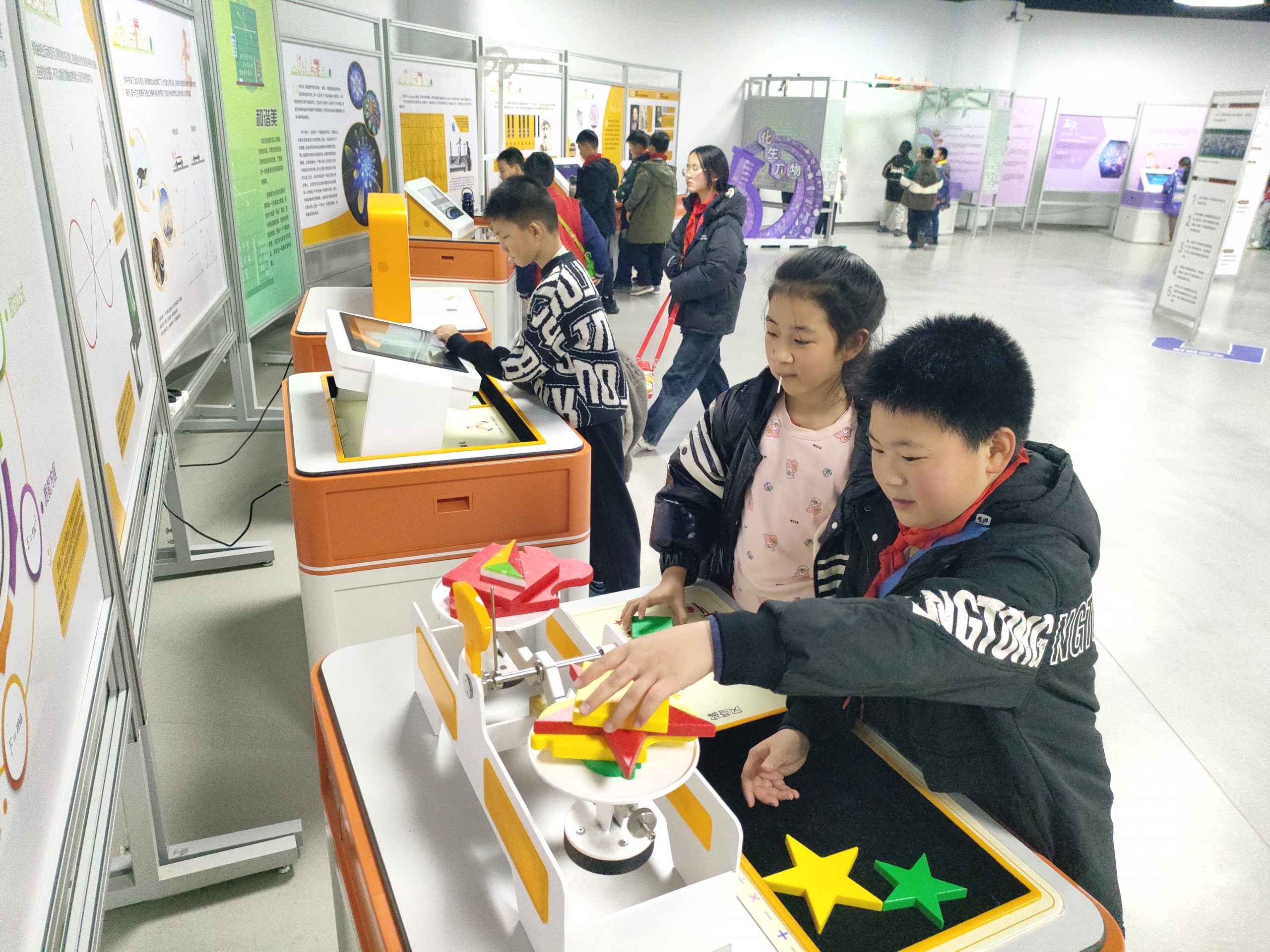 科学梦想在心中启航 谷城中华路校区学生沉浸式探索科技魅力
