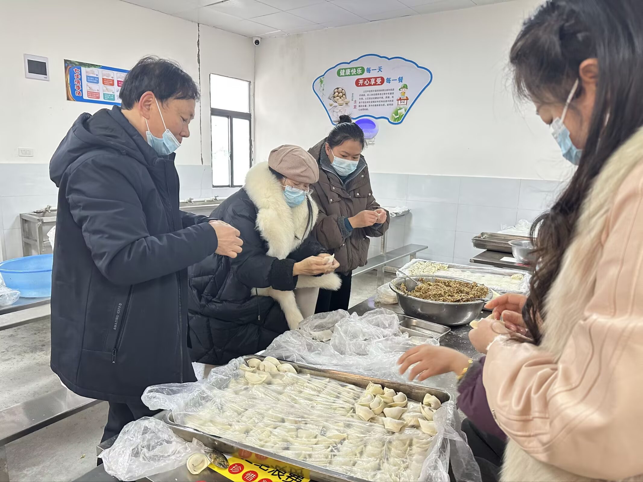 谷城县石花镇大峪桥中心小学：饺香传情暖校园  师生同心乐融融