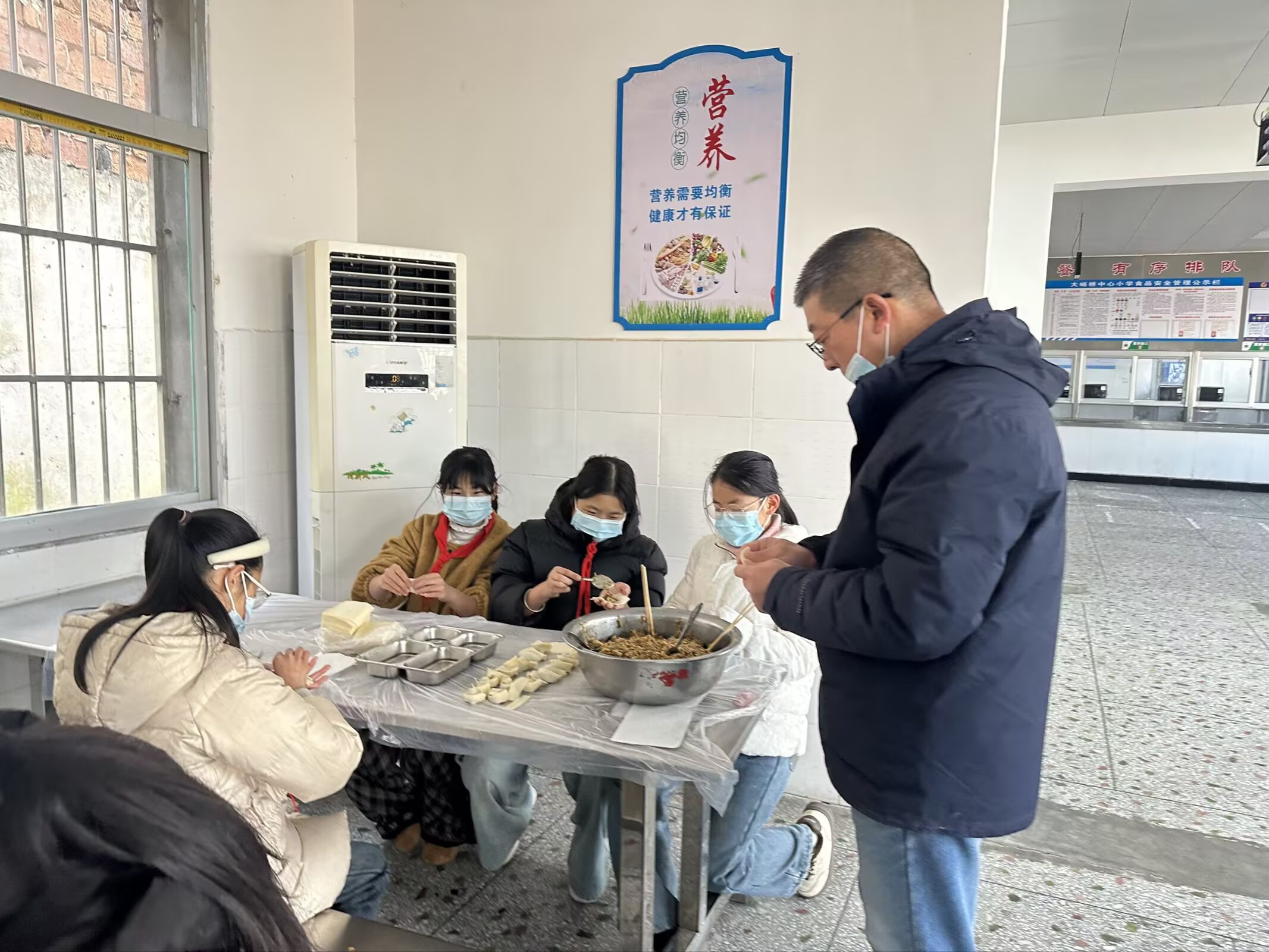 谷城县石花镇大峪桥中心小学：饺香传情暖校园  师生同心乐融融