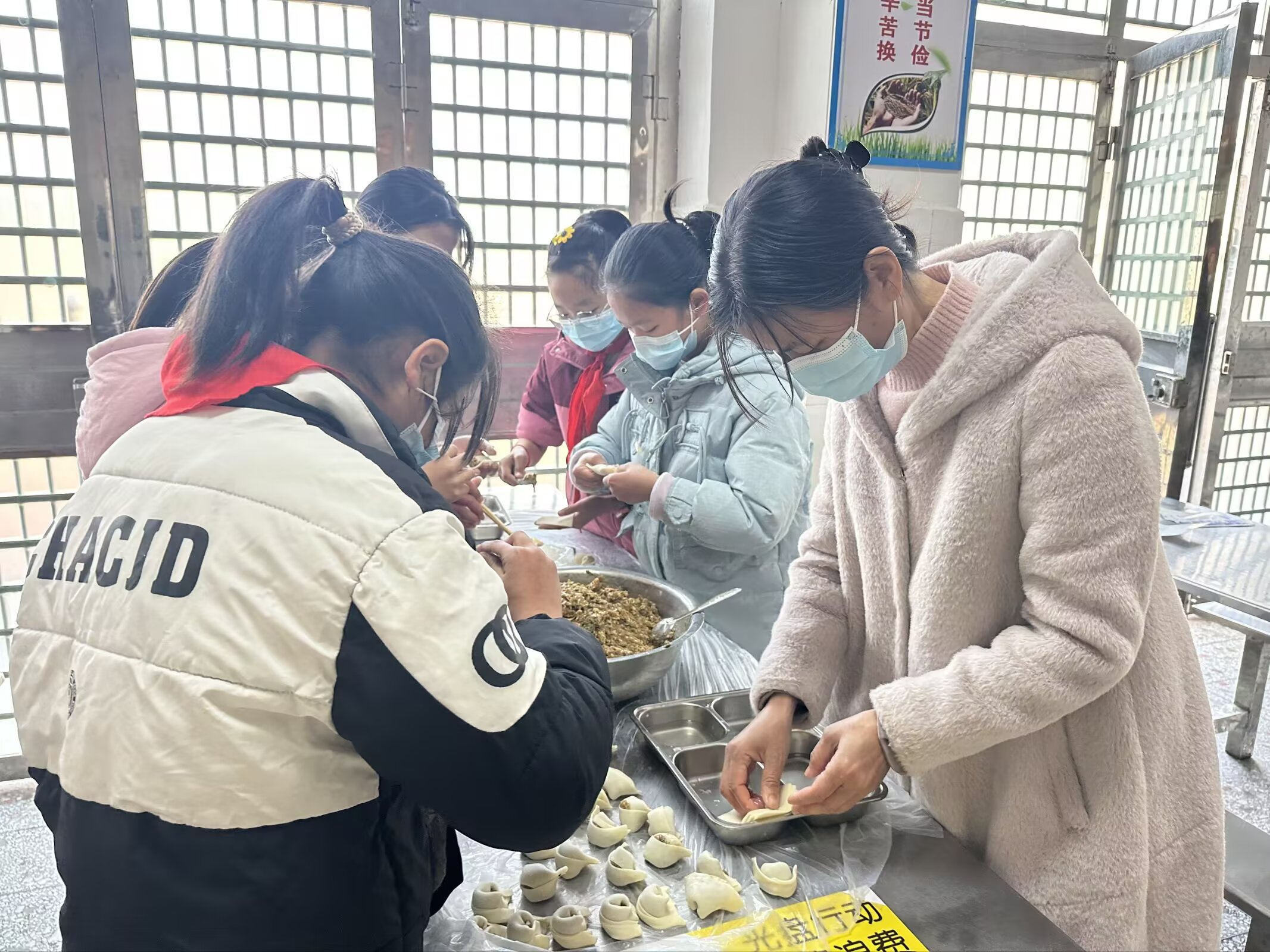 大峪桥中心小学：饺香传情暖校园  师生同心乐融融