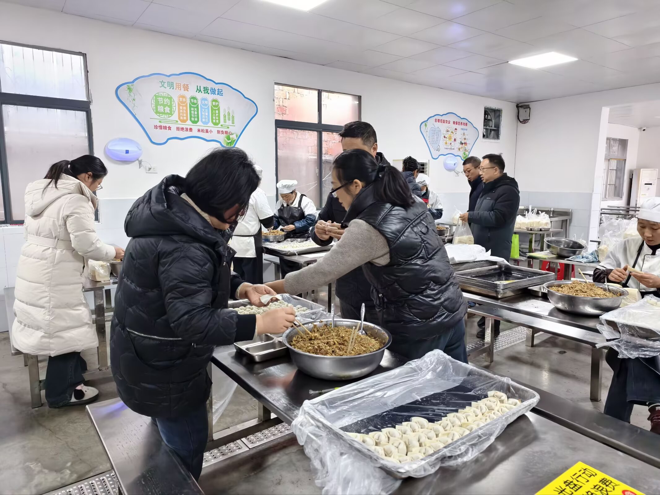 大峪桥中心小学：饺香传情暖校园  师生同心乐融融