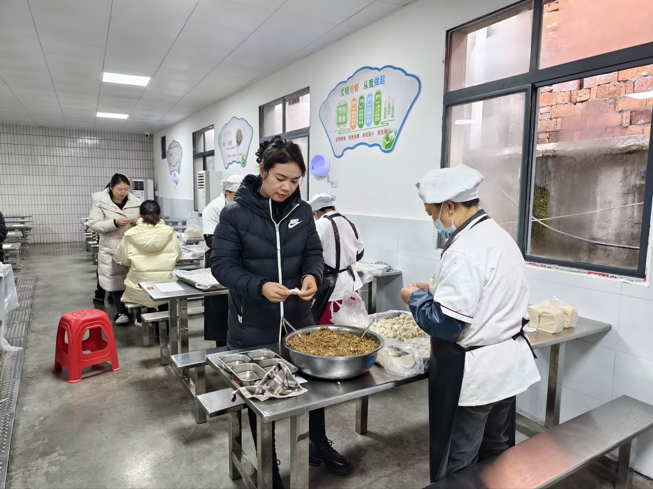 大峪桥中心小学：饺香传情暖校园  师生同心乐融融