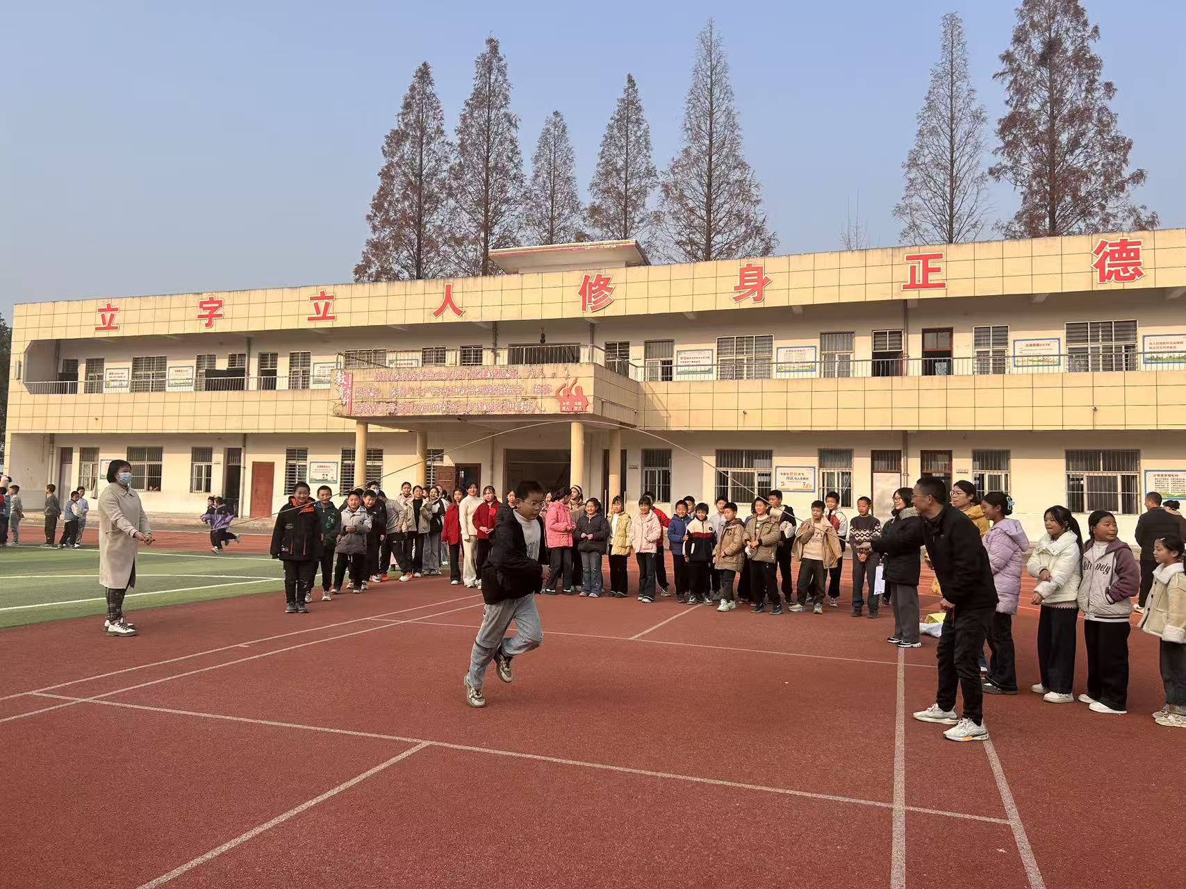 襄阳市樊城区上茶庵中心小学：冬日校园里的“运动嘉年华”