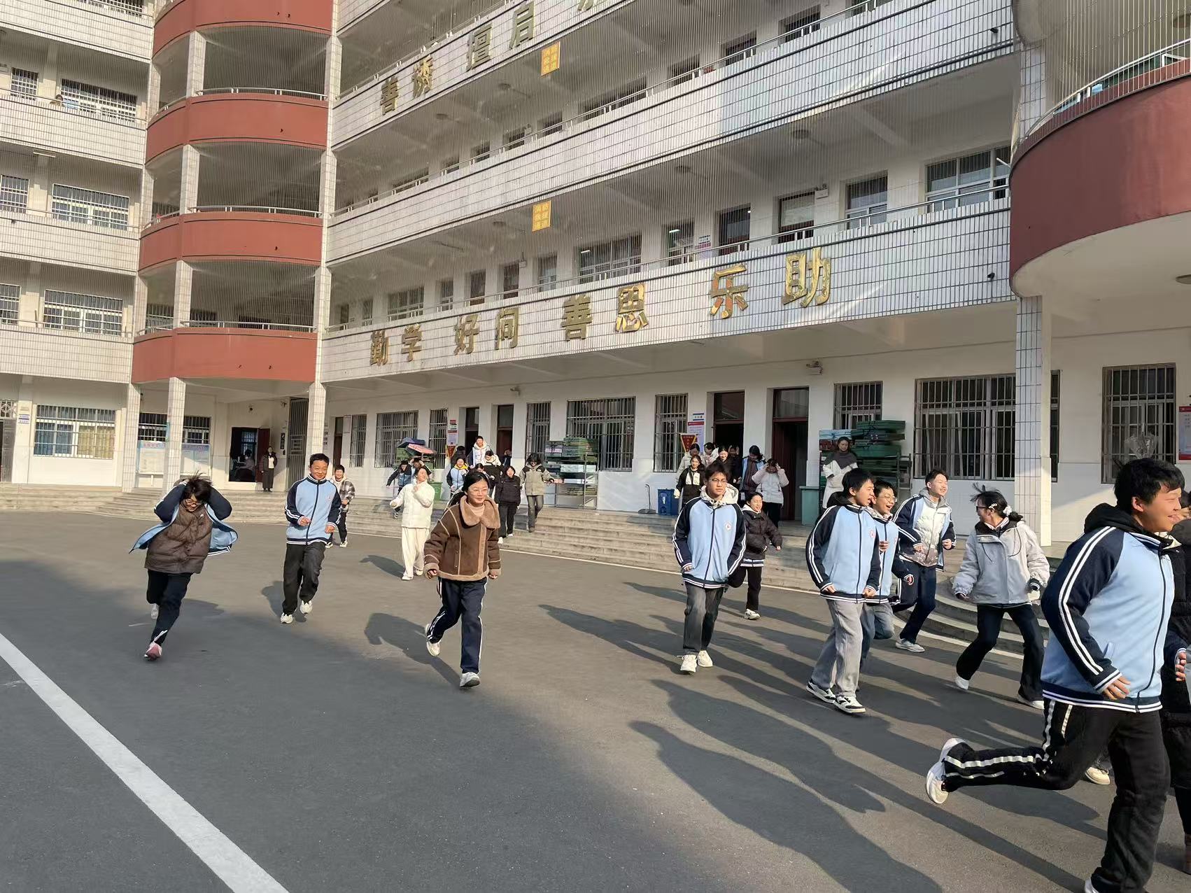 以练筑防，守护平安！谷城县筑阳中学成功开展应急逃生演练