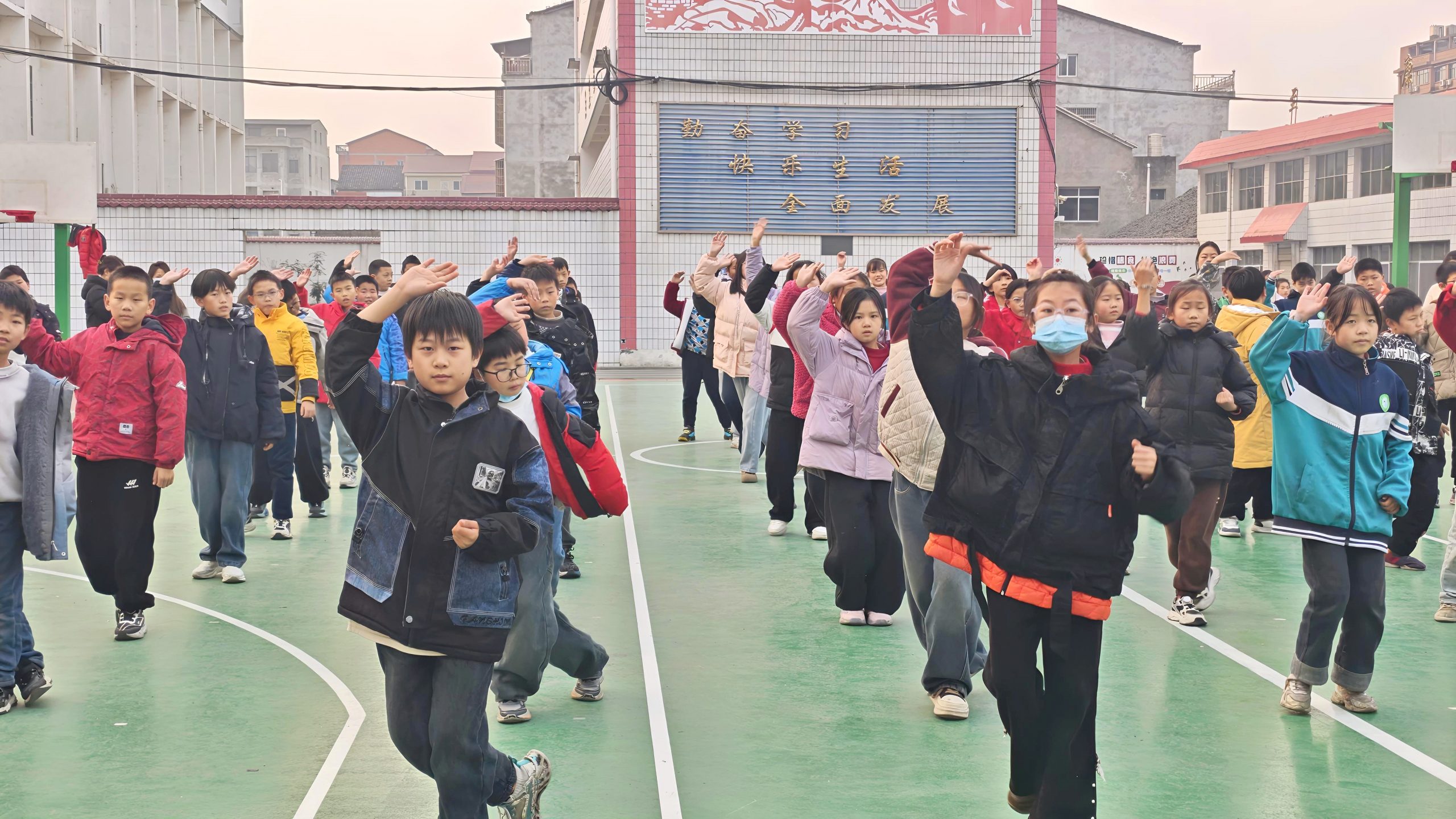 谷城县盛康镇小学：学习武术操 活力满校园