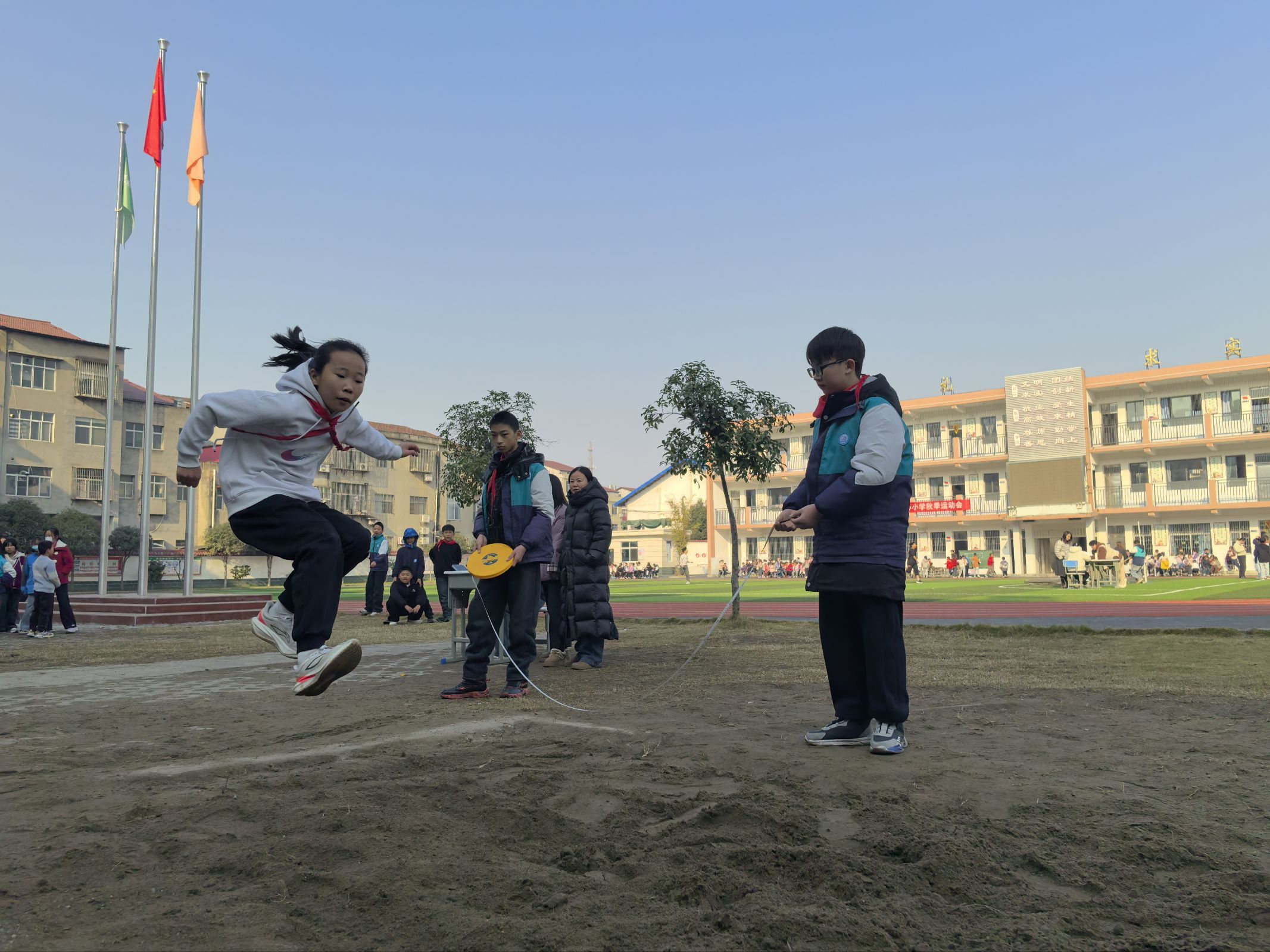 谷城县石花镇大峪桥中心小学：秋高气爽展风采  童心逐梦向未来