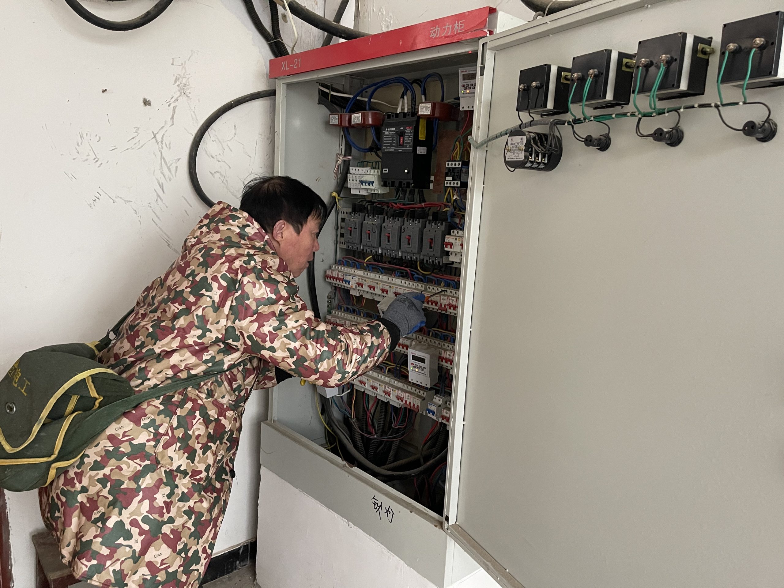 谷城盛康二中开展校园电气安全专项检查 筑牢冬季用电安全防线 谷城盛康二中开展校园电气安全专项检查 筑牢冬季用电安全防线