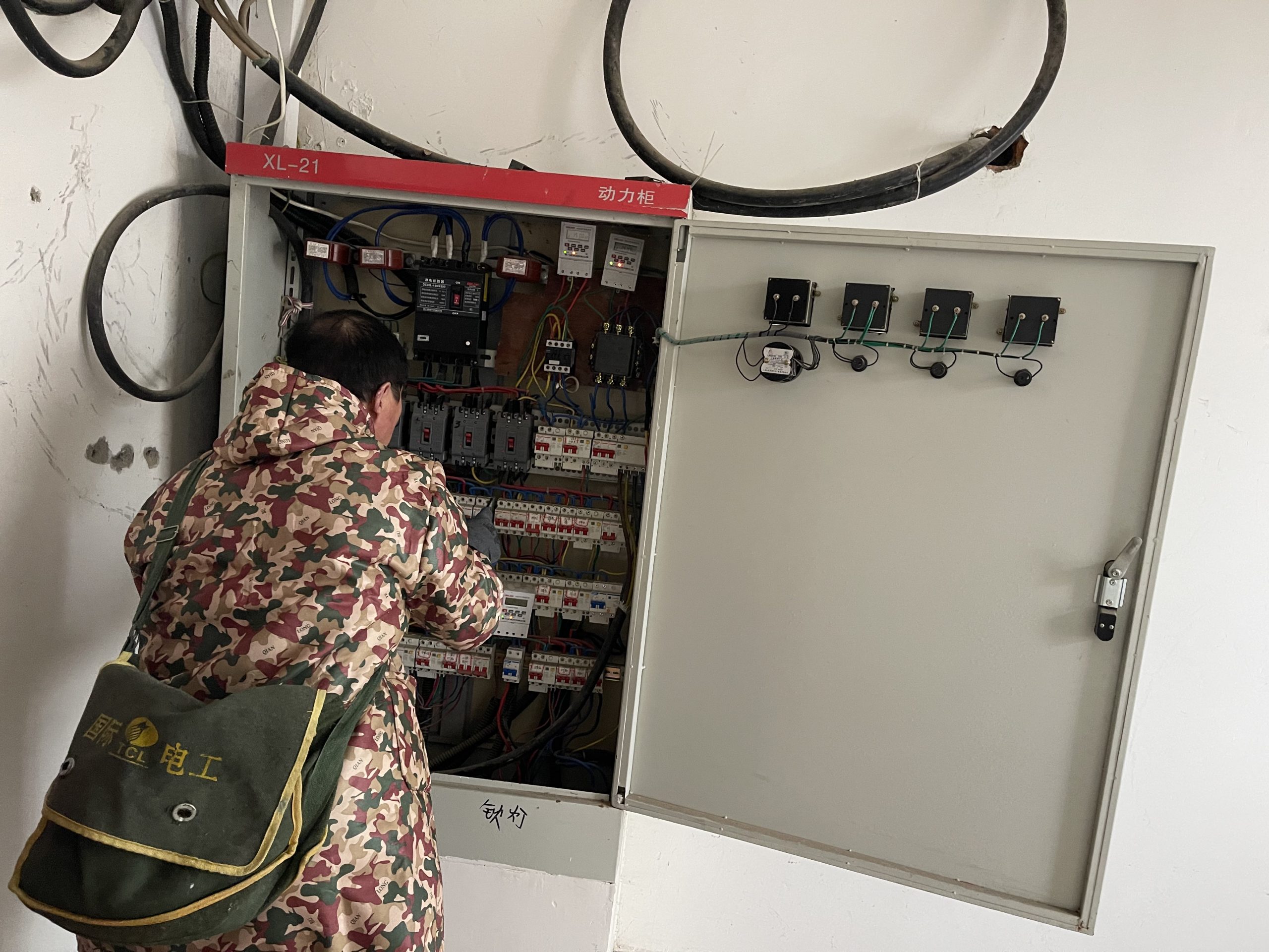 谷城盛康二中开展校园电气安全专项检查 筑牢冬季用电安全防线 谷城盛康二中开展校园电气安全专项检查 筑牢冬季用电安全防线