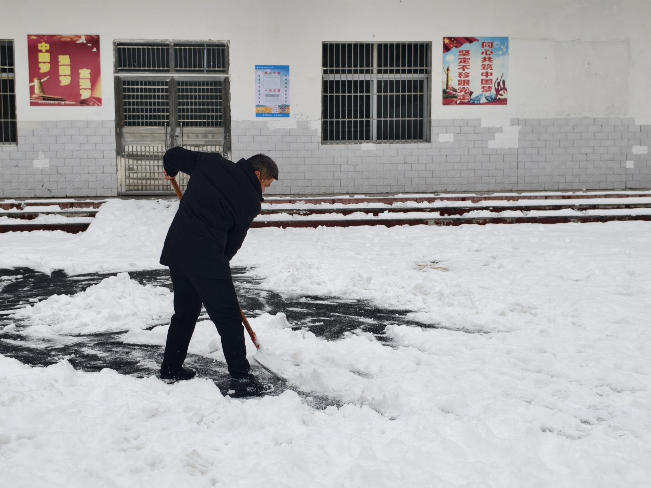 以雪为令践初心  校领导带头除雪护平安