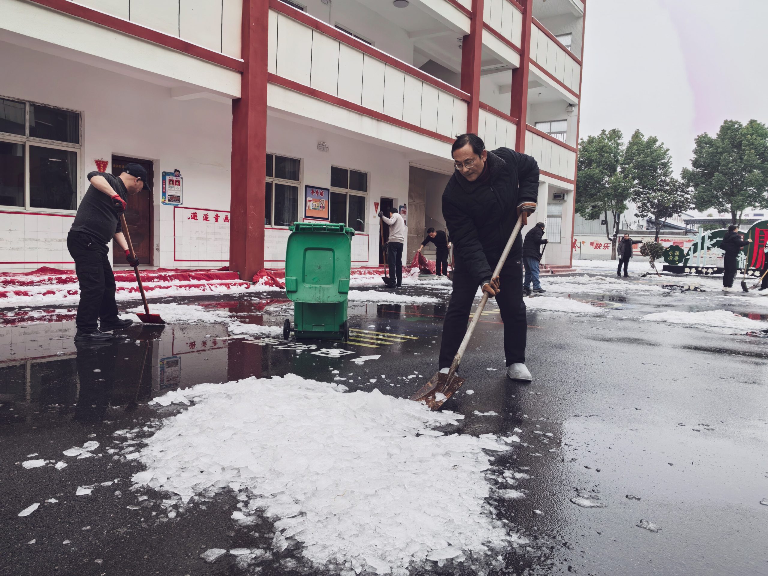 谷城县粉阳路小学教联体中华路校区:暖心除雪护平安 实际行动显担当 谷城县粉阳路小学教联体中华路校区:暖心除雪护平安 实际行动显担当