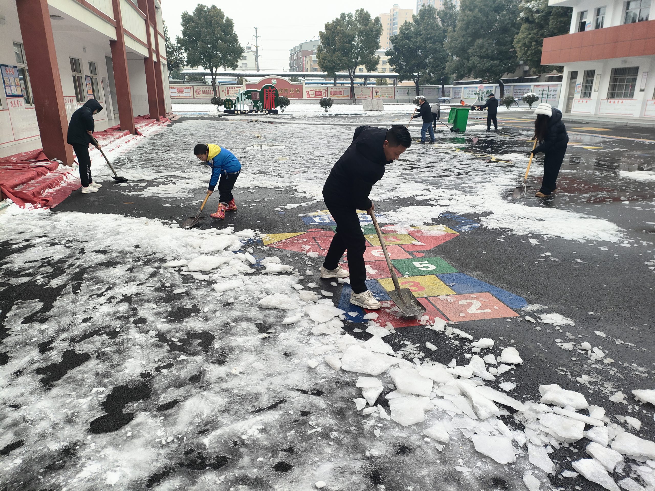 谷城县粉阳路小学教联体中华路校区:暖心除雪护平安 实际行动显担当 谷城县粉阳路小学教联体中华路校区:暖心除雪护平安 实际行动显担当
