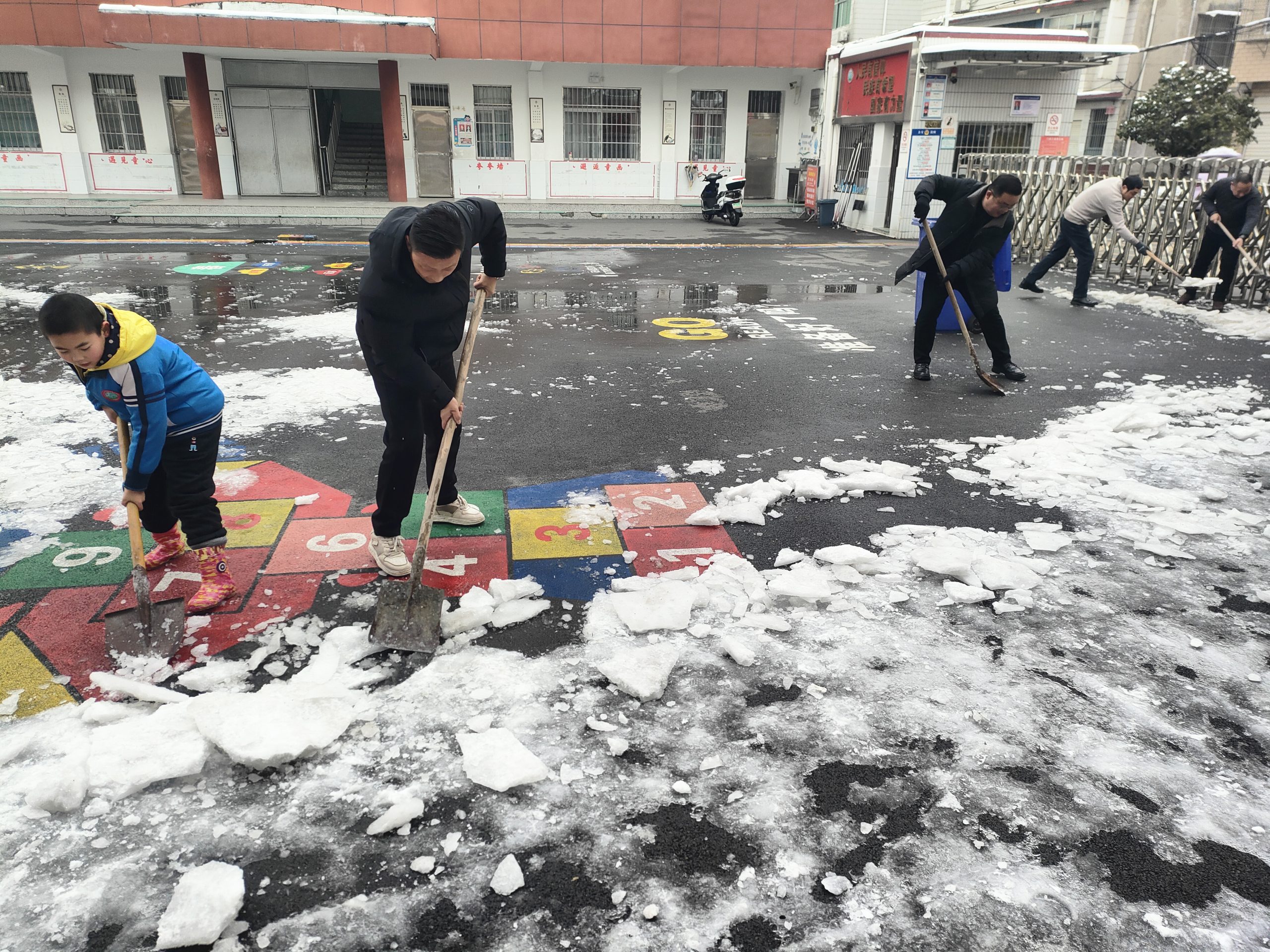 谷城县粉阳路小学教联体中华路校区:暖心除雪护平安 实际行动显担当 谷城县粉阳路小学教联体中华路校区:暖心除雪护平安 实际行动显担当