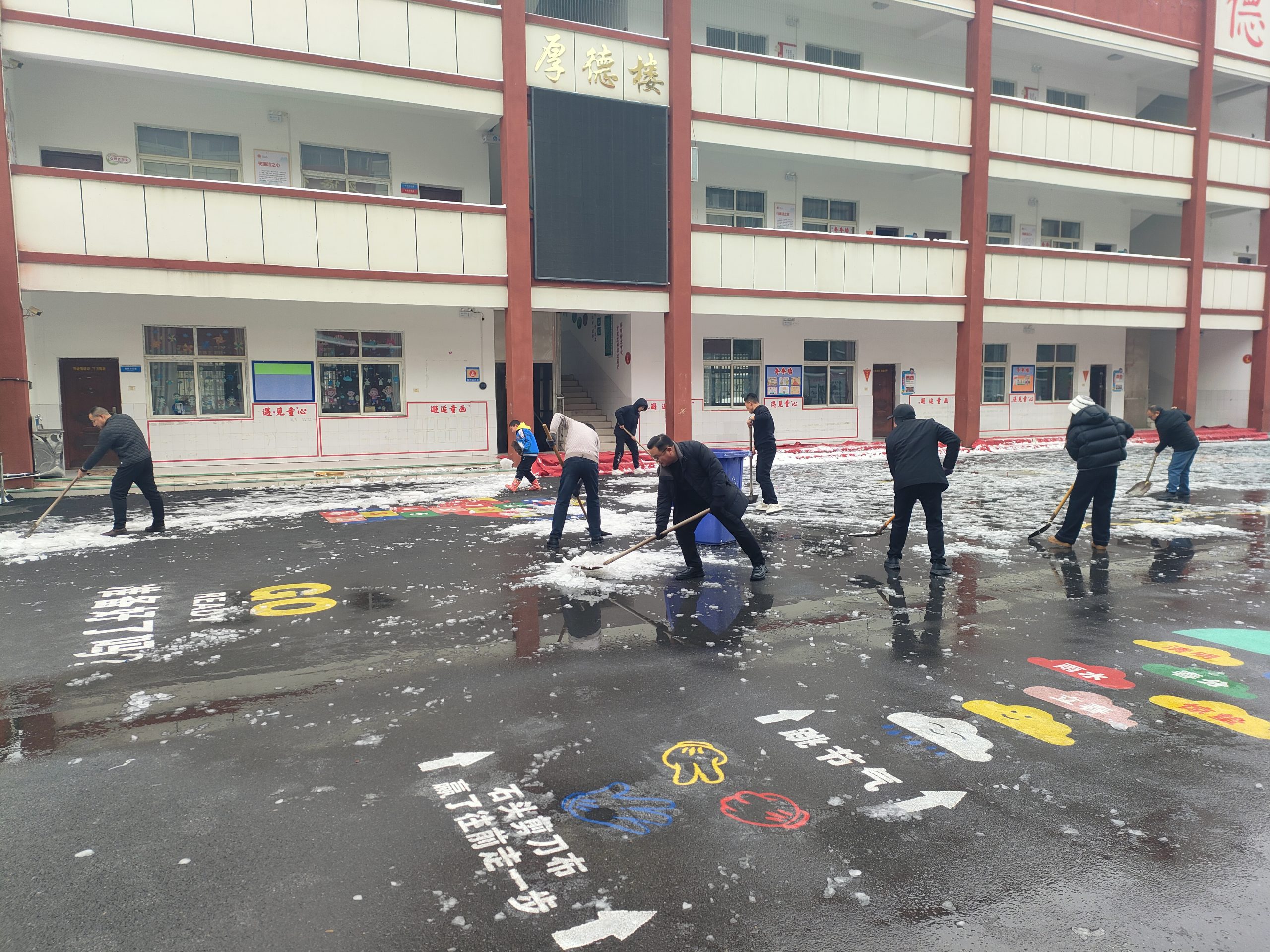 谷城县粉阳路小学教联体中华路校区:暖心除雪护平安 实际行动显担当 谷城县粉阳路小学教联体中华路校区:暖心除雪护平安 实际行动显担当