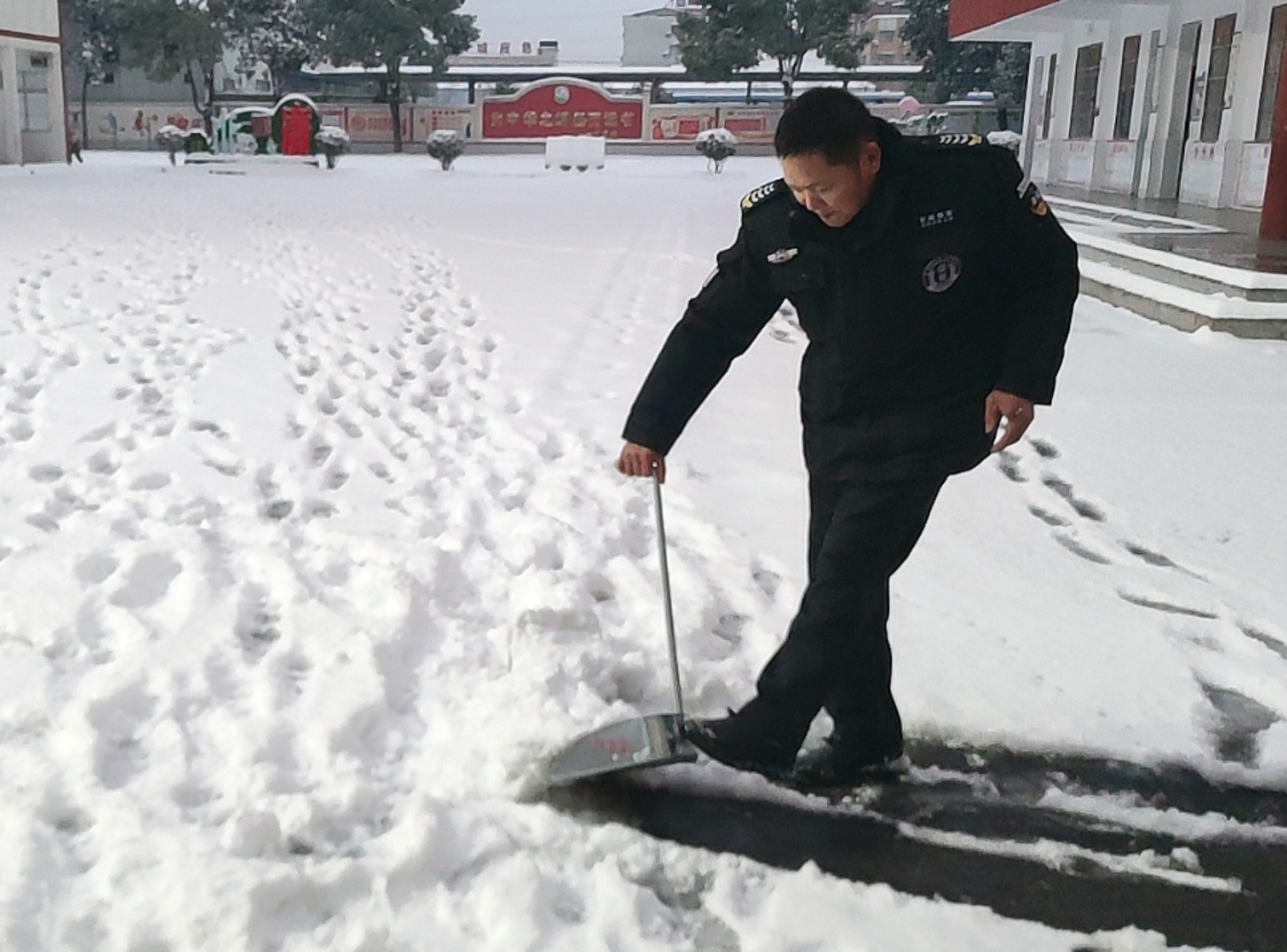 谷城县粉阳路小学教联体中华路校区：雪落校园暖守护  家校同心保畅通
