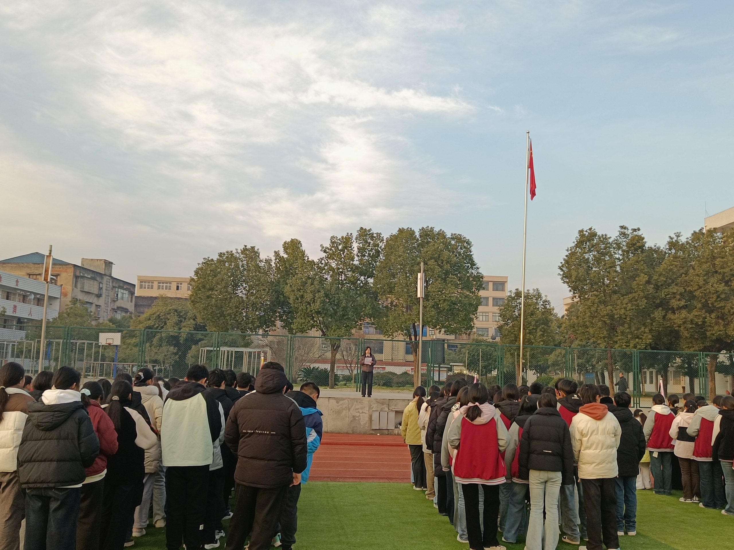 国旗下学新法 青春护航守底线 盛康二中：年龄不是“问题学生”的护身符