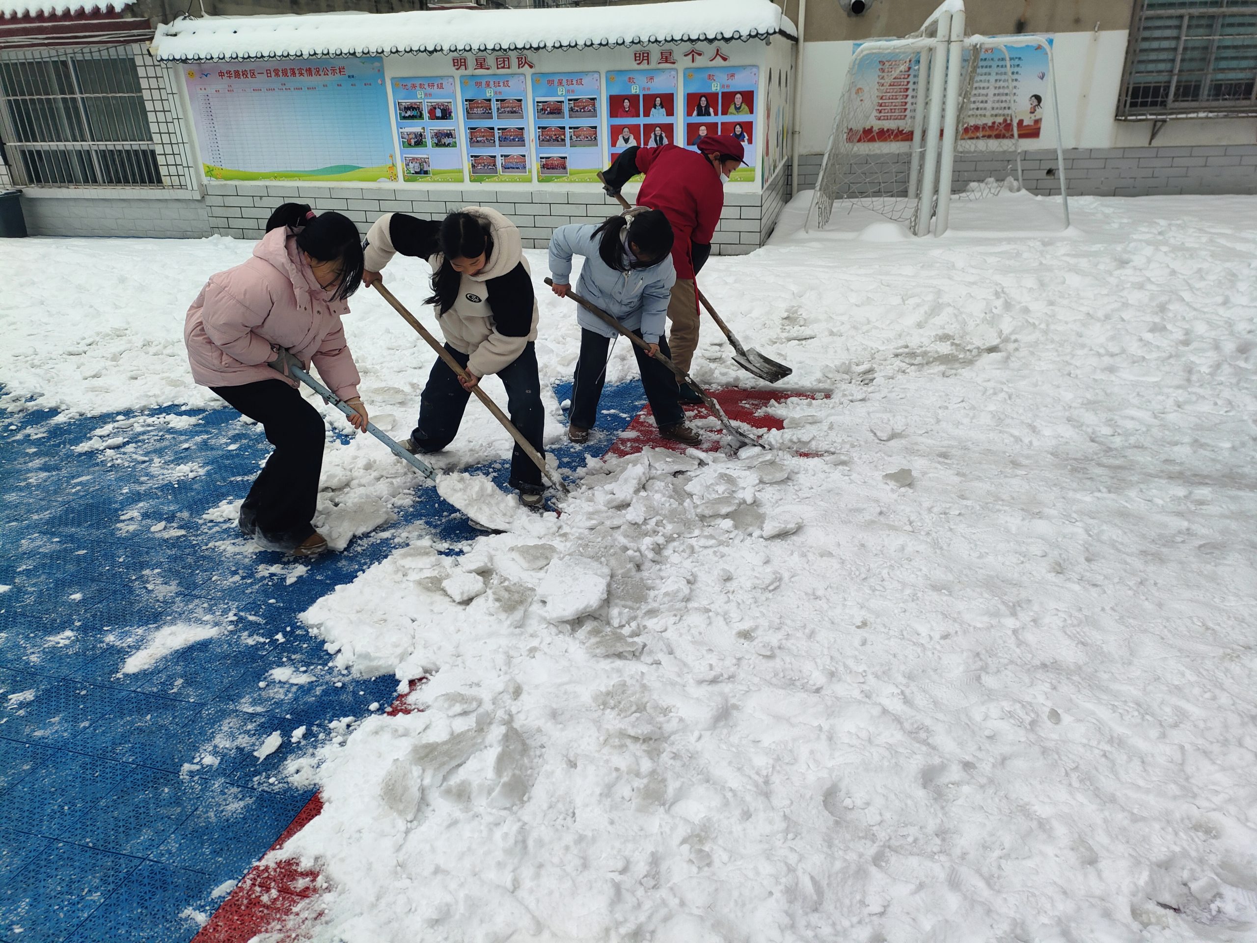谷城县粉阳路小学教联体中华路校区：雪落校园暖守护  家校同心保畅通