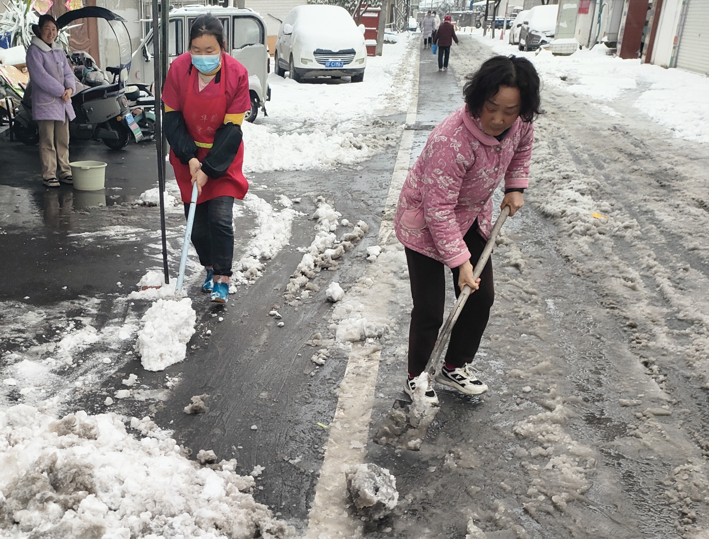 谷城县粉阳路小学教联体中华路校区：雪落校园暖守护  家校同心保畅通