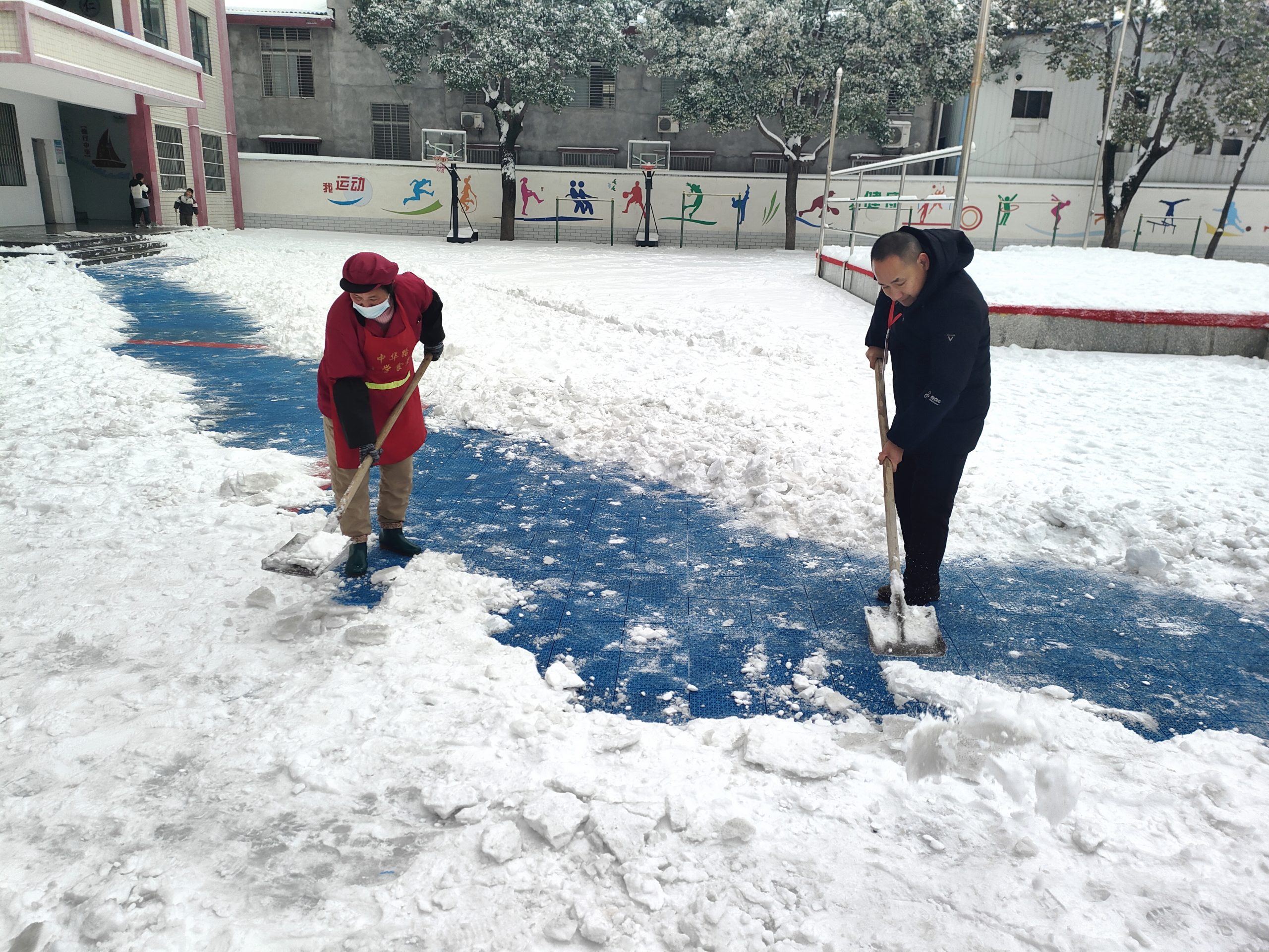 谷城县粉阳路小学教联体中华路校区：雪落校园暖守护  家校同心保畅通