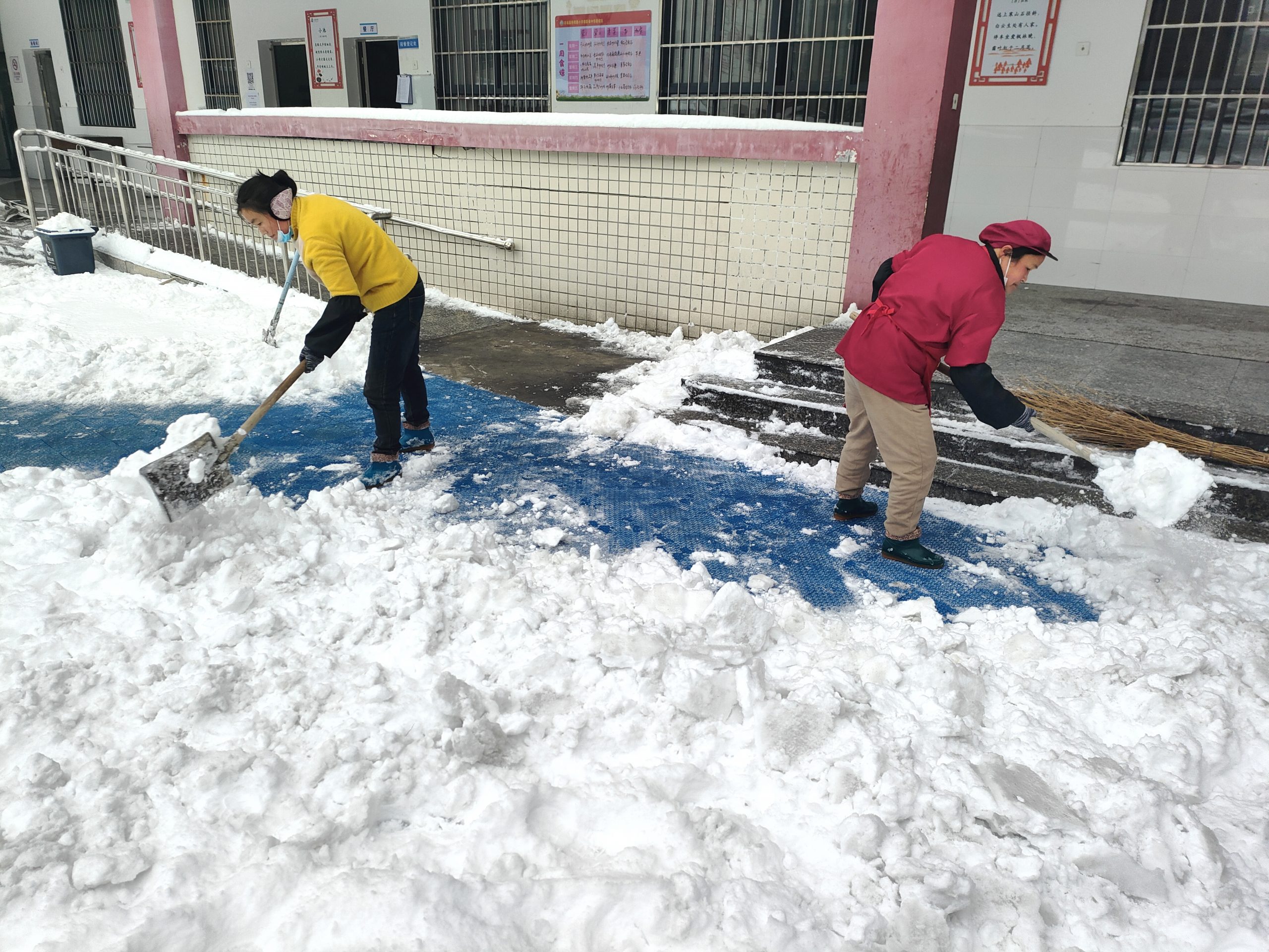 谷城县粉阳路小学教联体中华路校区：雪落校园暖守护  家校同心保畅通