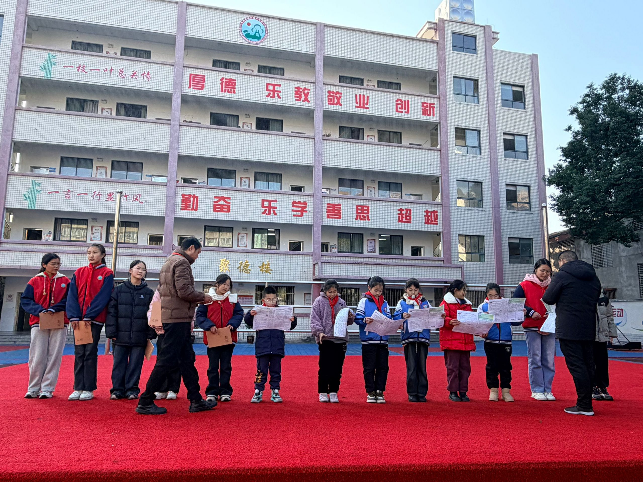 谷城县粉阳路小学教联体中华路校区：笔墨飘香展风采  习作颁奖促成长