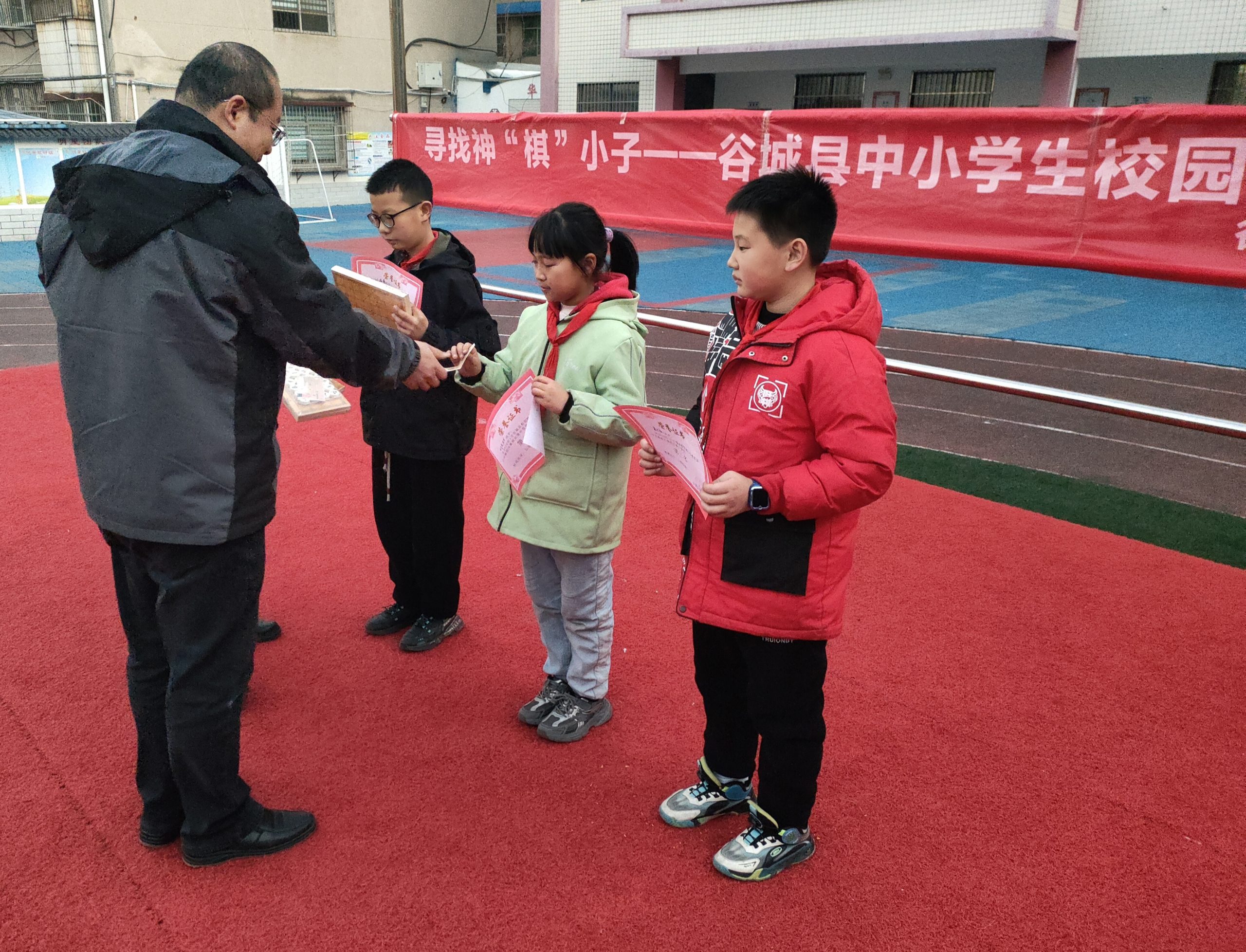 谷城县粉阳路小学教联体中华路校区：楚河汉界竞风采  以棋启智促成长