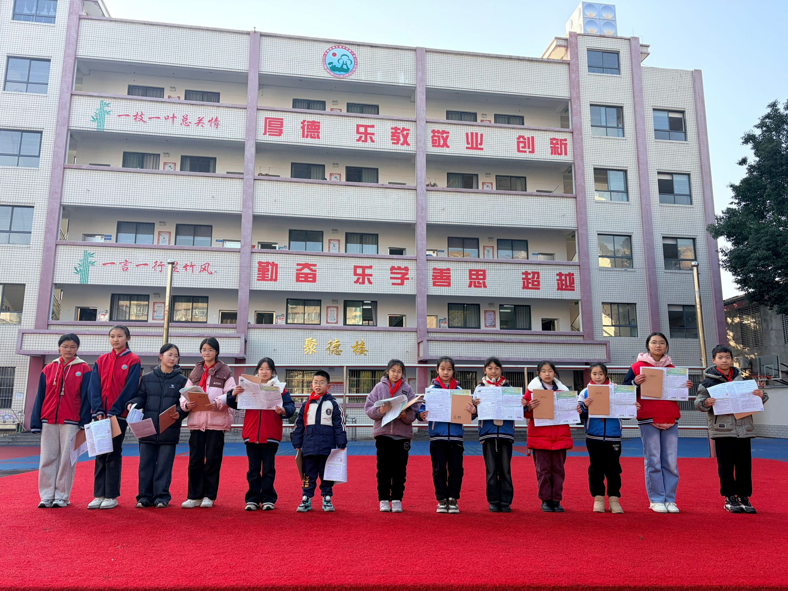 谷城县粉阳路小学教联体中华路校区：笔墨飘香展风采  习作颁奖促成长