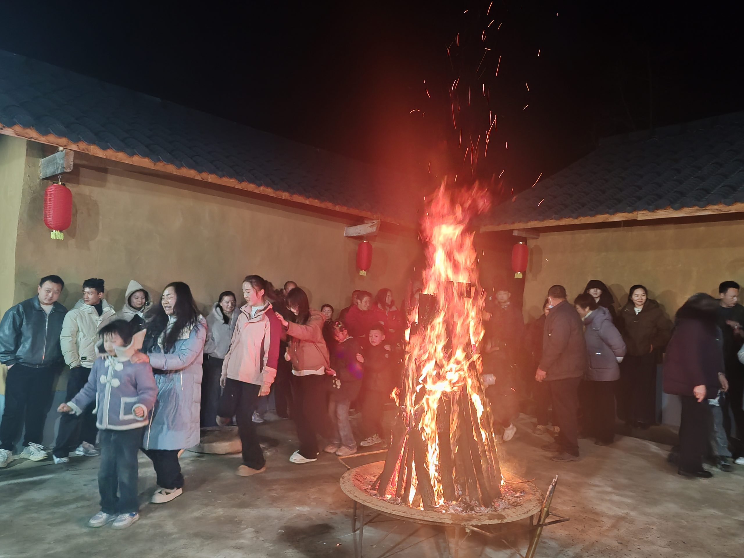 艾家湾篝红别样红