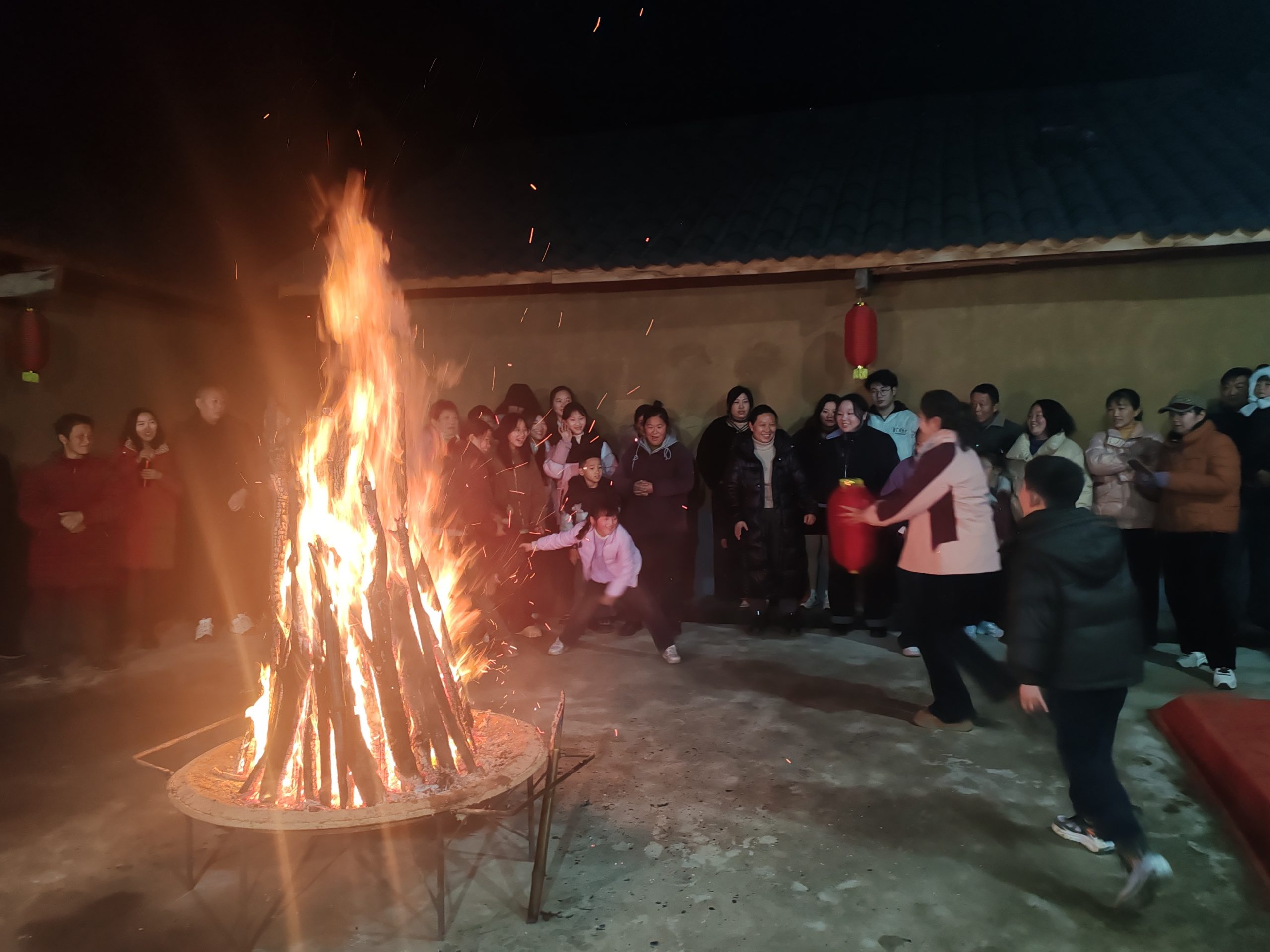 艾家湾篝红别样红