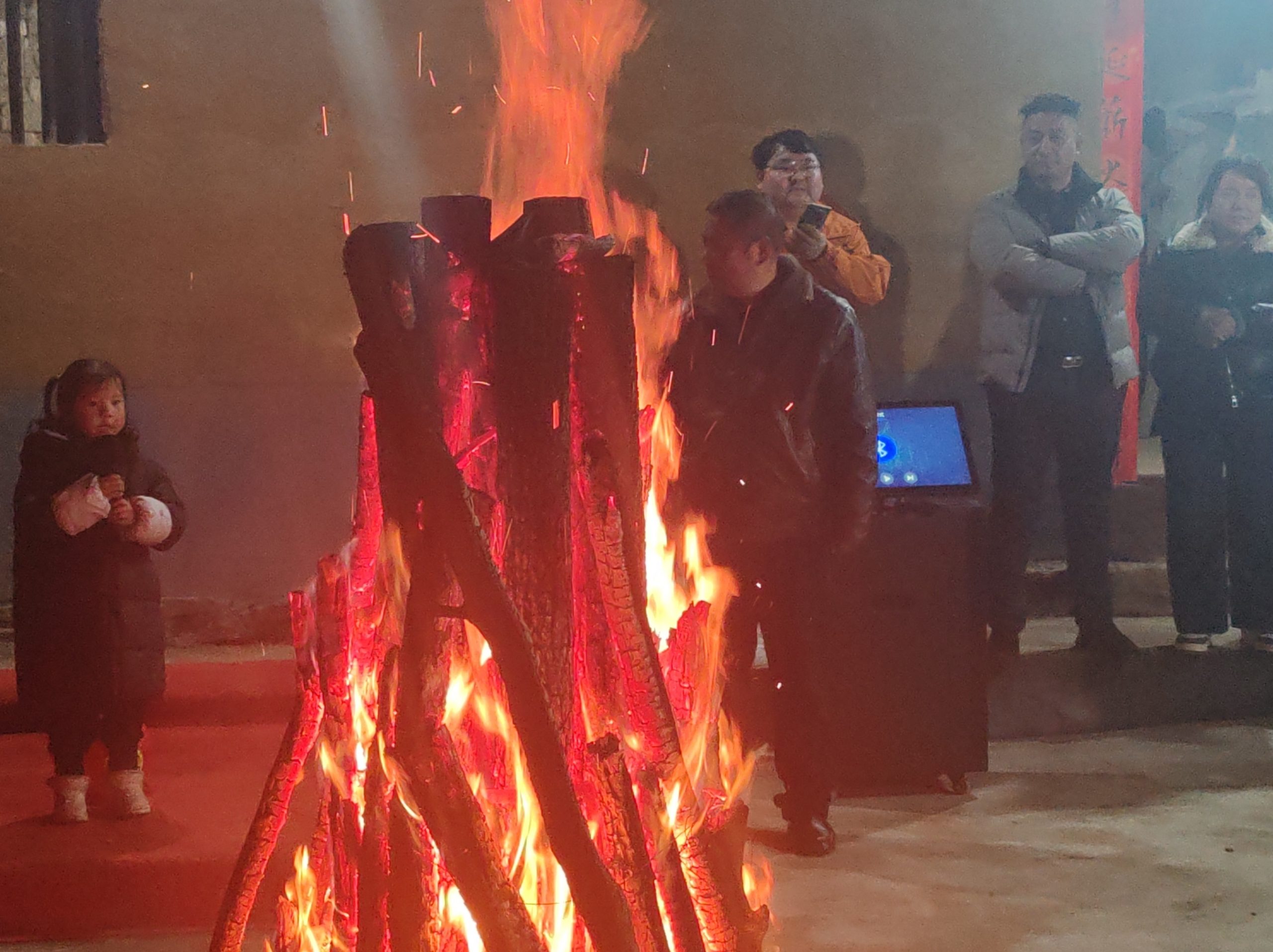 艾家湾篝红别样红