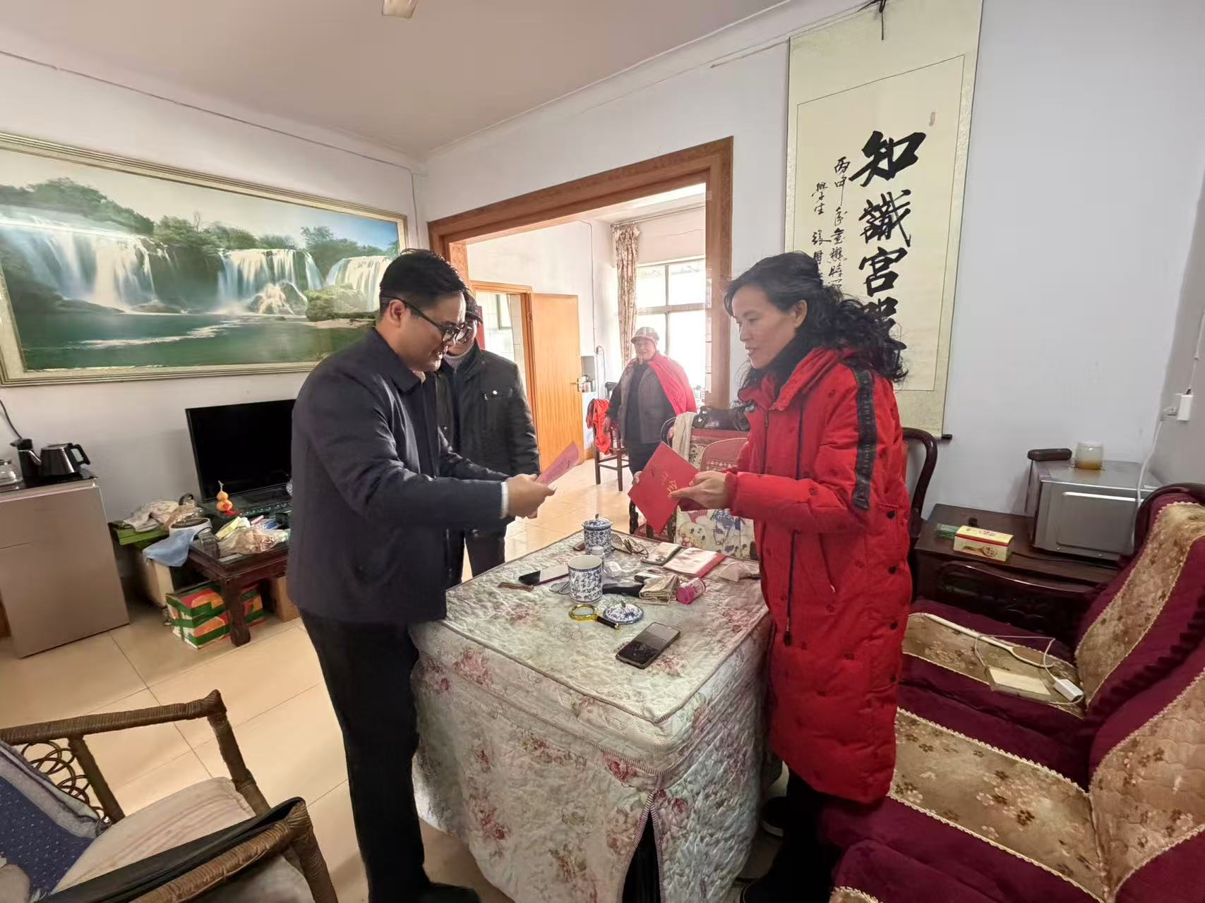 谷城:新春慰问暖人心 尊师重教显担当 谷城:新春慰问暖人心 尊师重教显担当