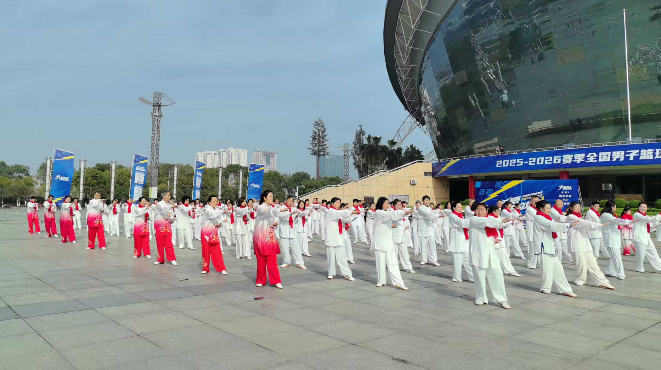 襄阳欢庆首个国际太极拳日 四区百廿健儿展太极风韵