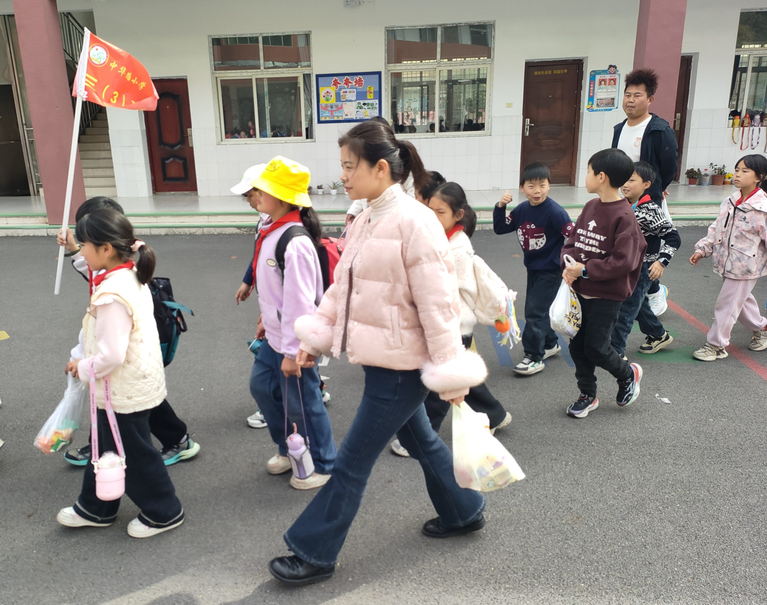 谷城县粉阳路小学教联体中华路校区：春分踏青 乐享自然