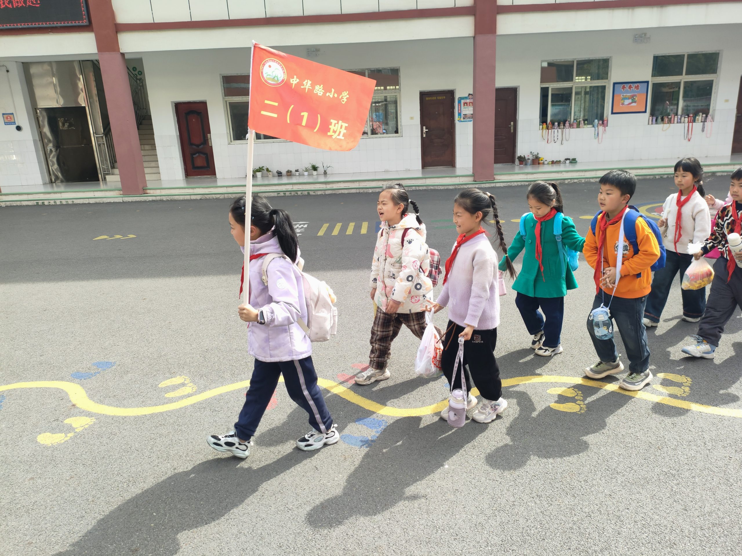 谷城县粉阳路小学教联体中华路校区：春分踏青 乐享自然