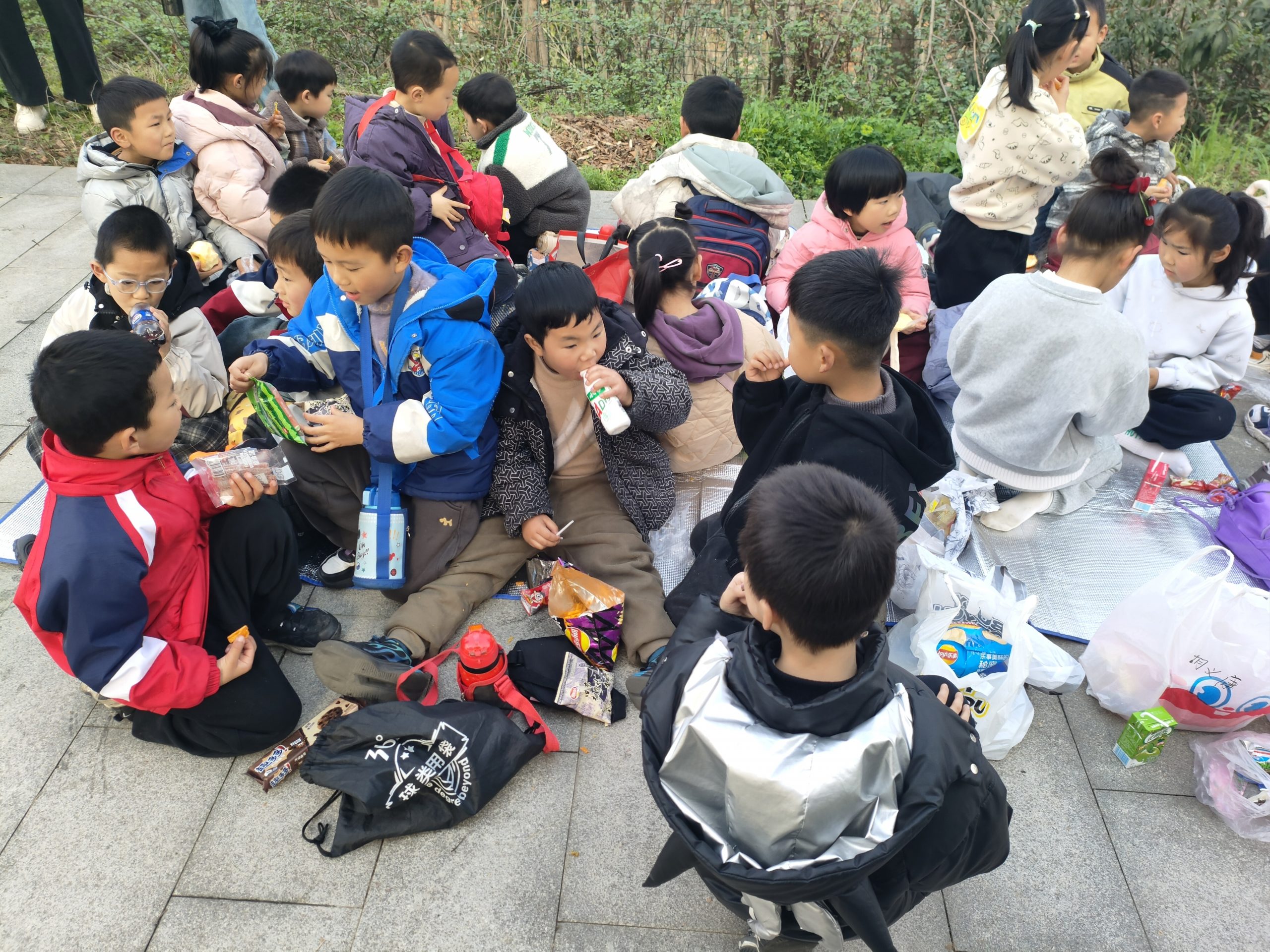 谷城县粉阳路小学教联体中华路校区：春分踏青 乐享自然