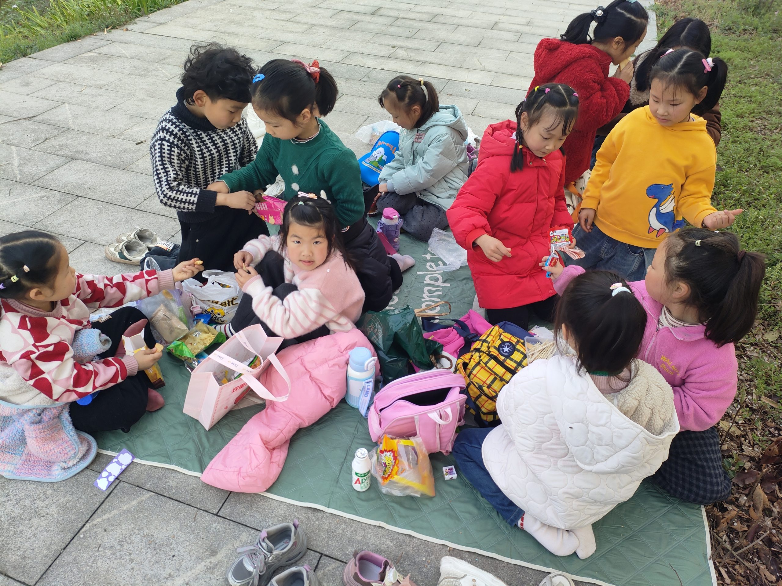 谷城县粉阳路小学教联体中华路校区：春分踏青 乐享自然