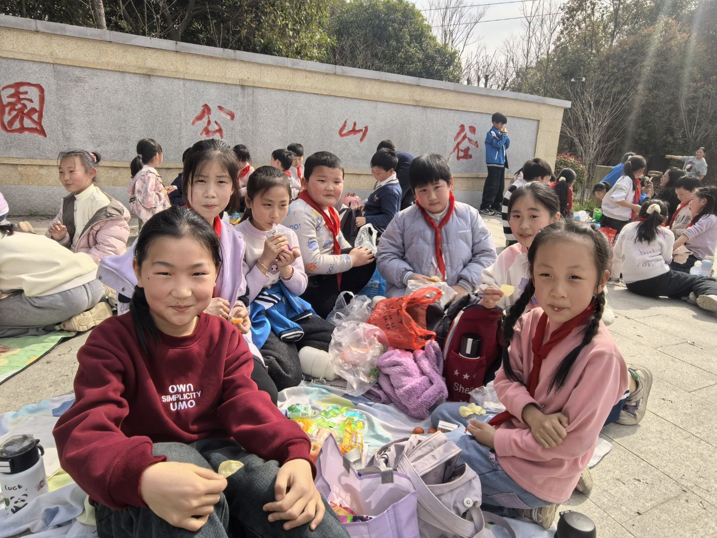 谷城县粉阳路小学教联体中华路校区：春分踏青 乐享自然