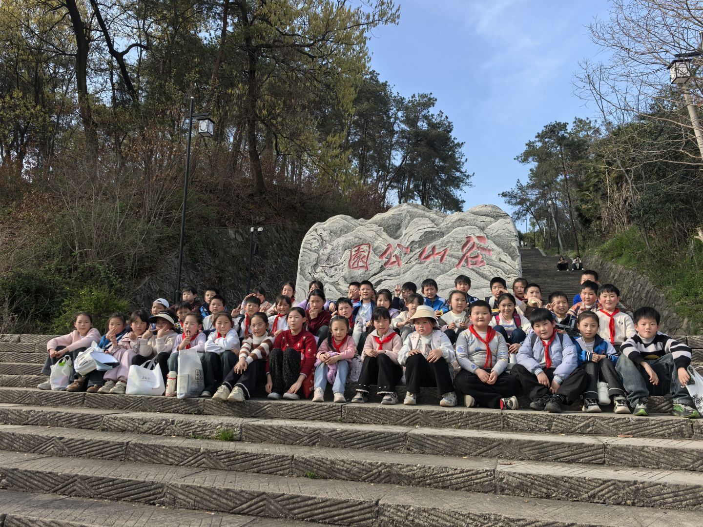 谷城县粉阳路小学教联体中华路校区：春分踏青 乐享自然