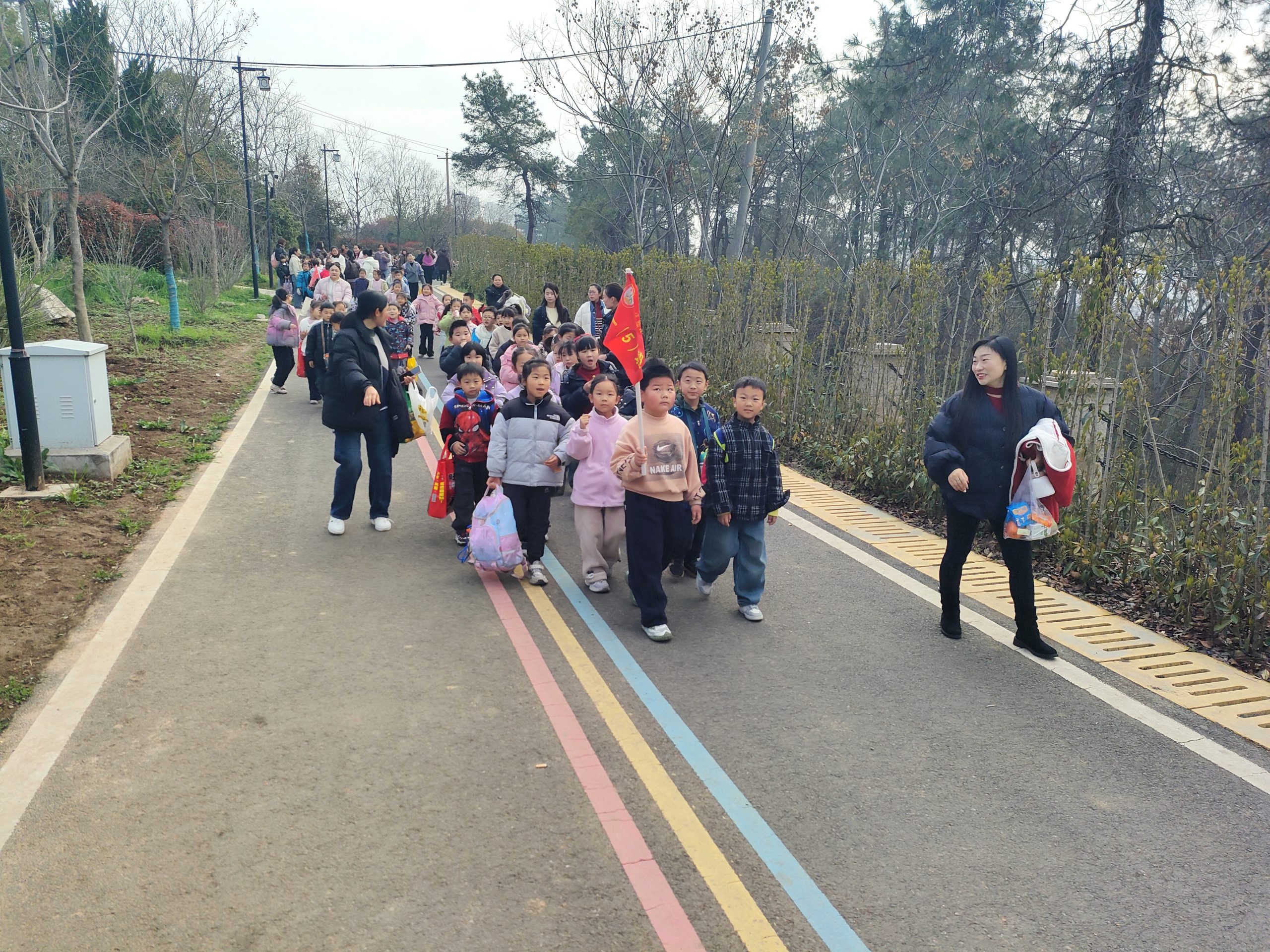 谷城县粉阳路小学教联体中华路校区：春分踏青 乐享自然